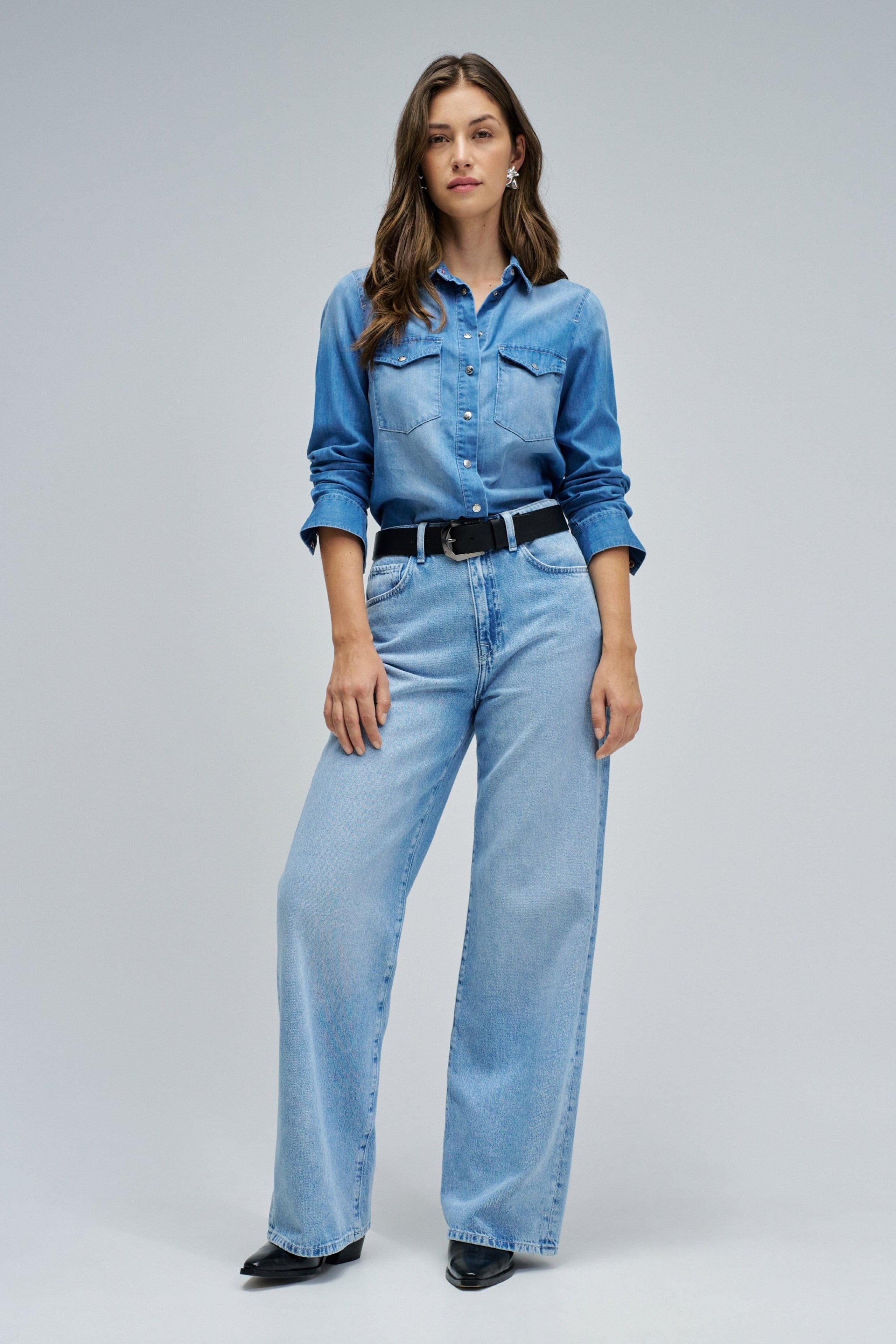 Camicia in denim con tasche frontali in lavaggio medio
