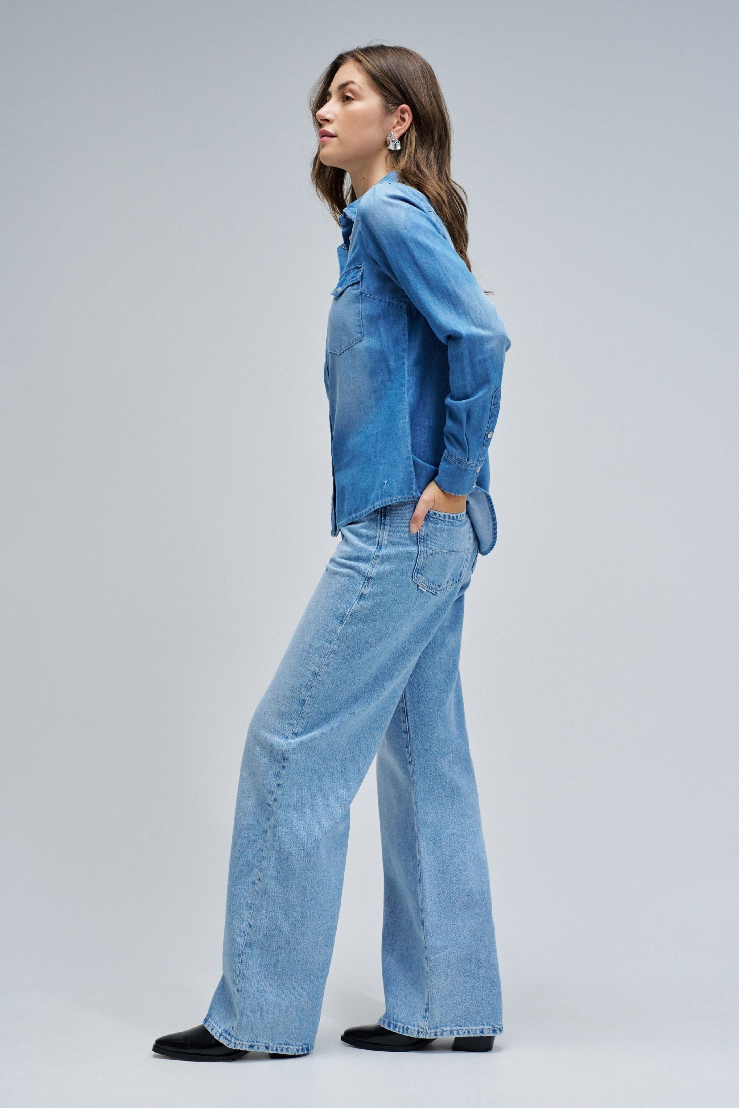 Camicia in denim con tasche frontali in lavaggio medio