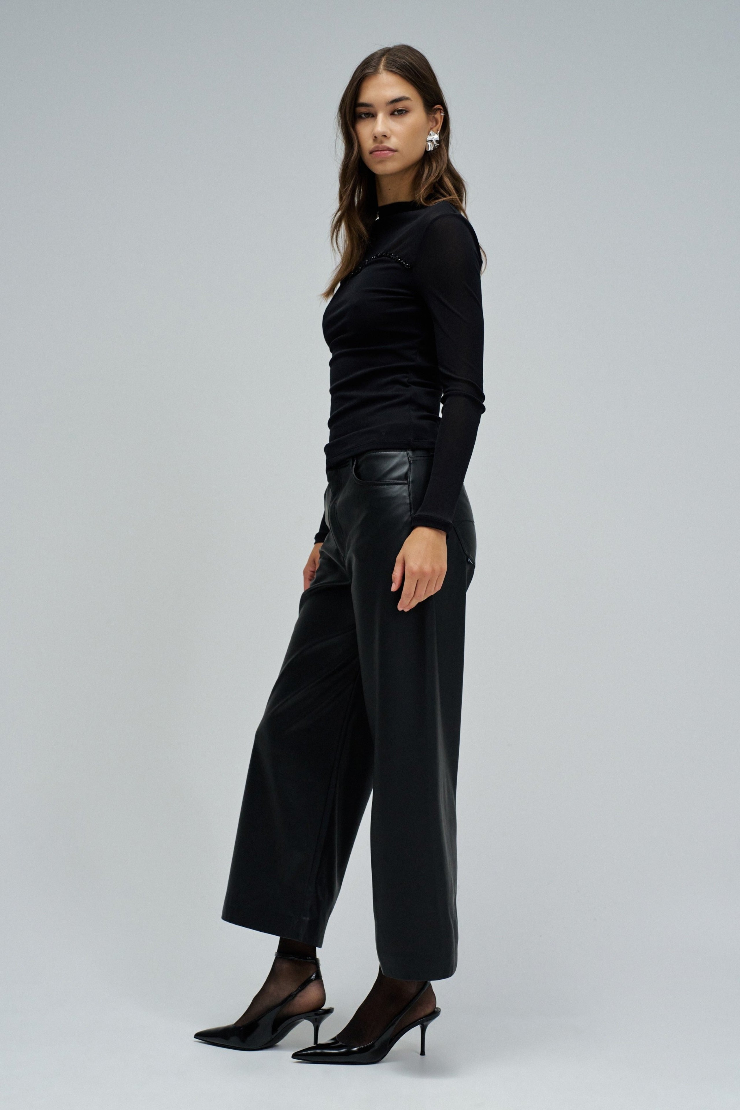 Manica lunga con trasparenza in nero