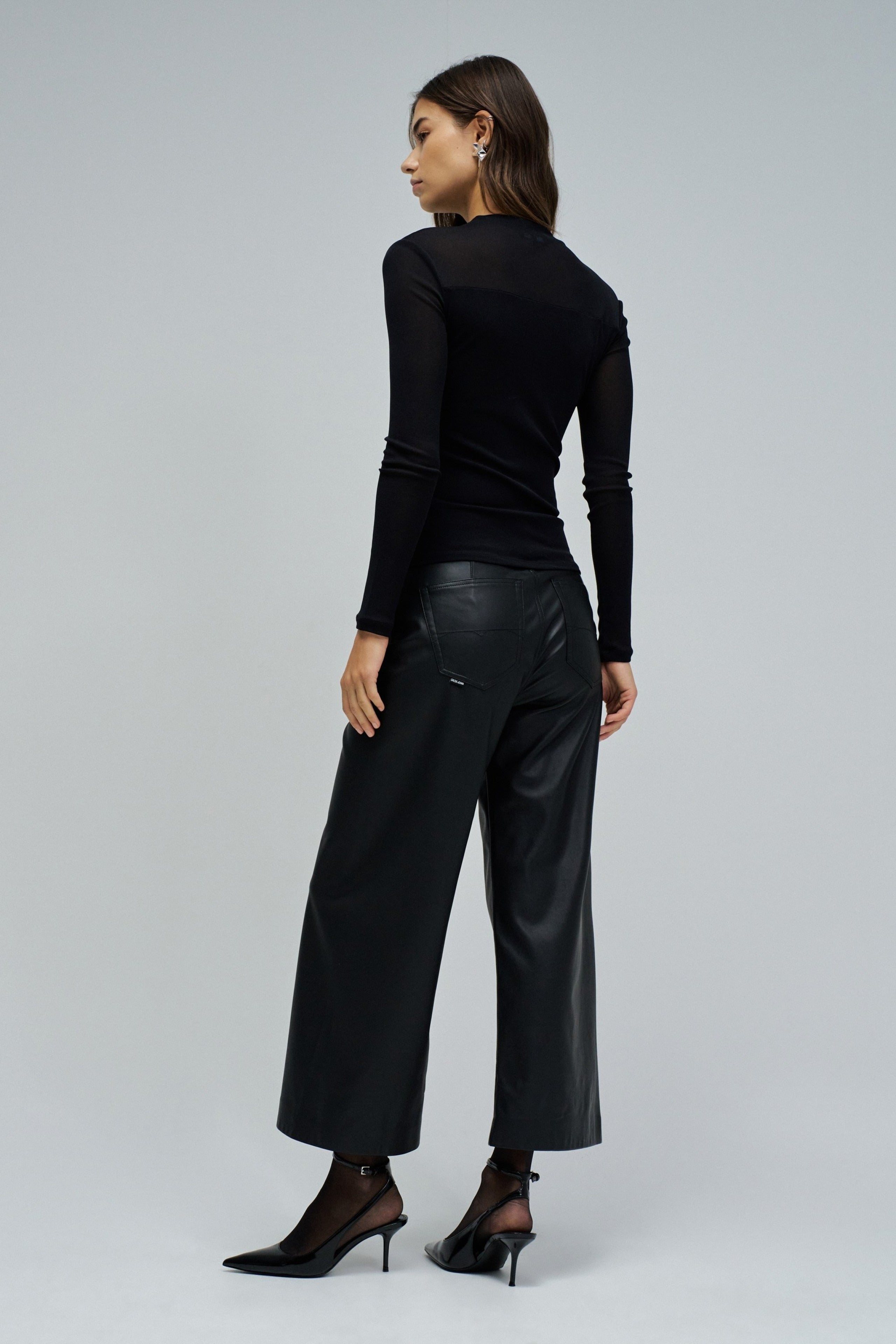 Manica lunga con trasparenza in nero