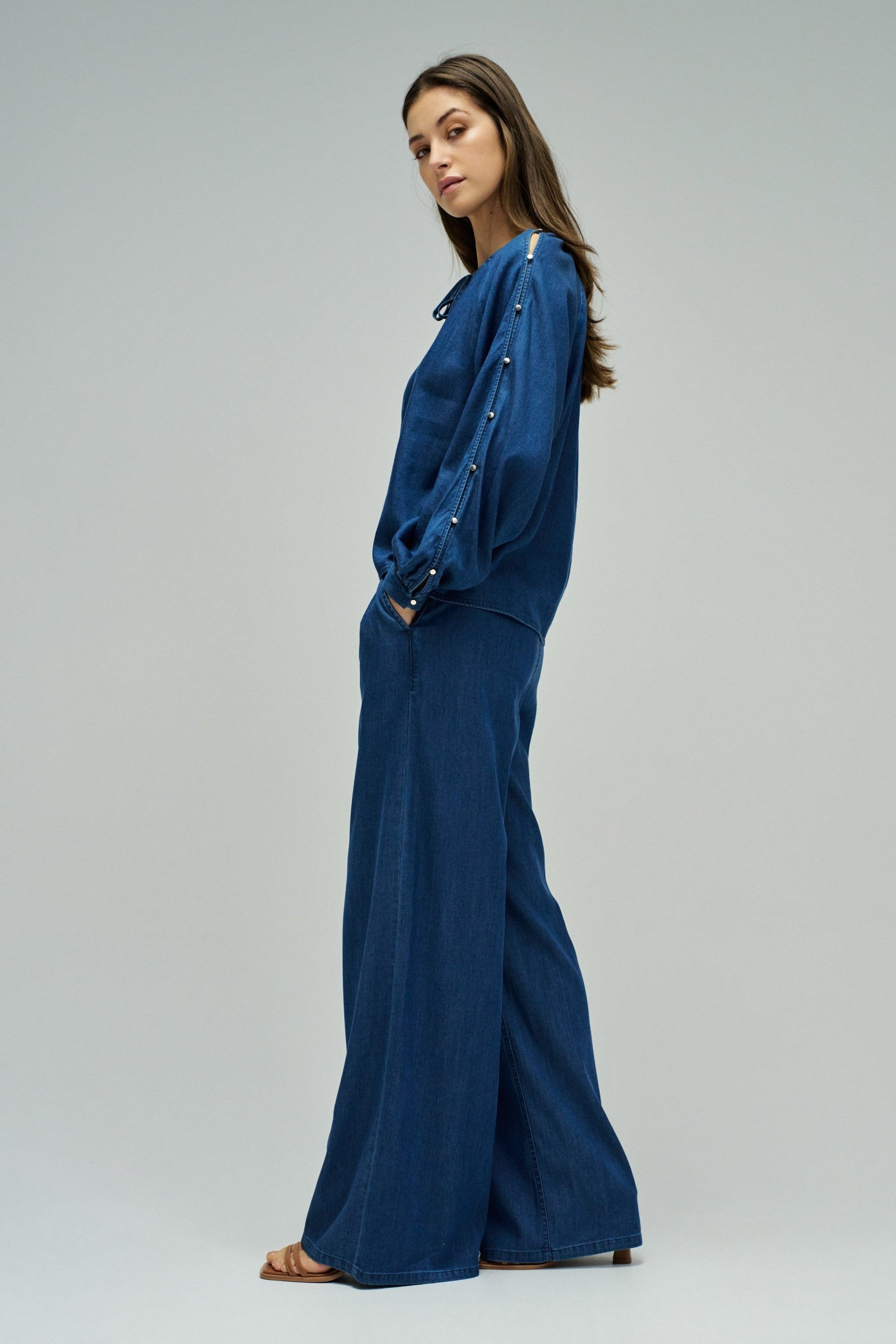 Dettaglio manica camicia in lavaggio scuro