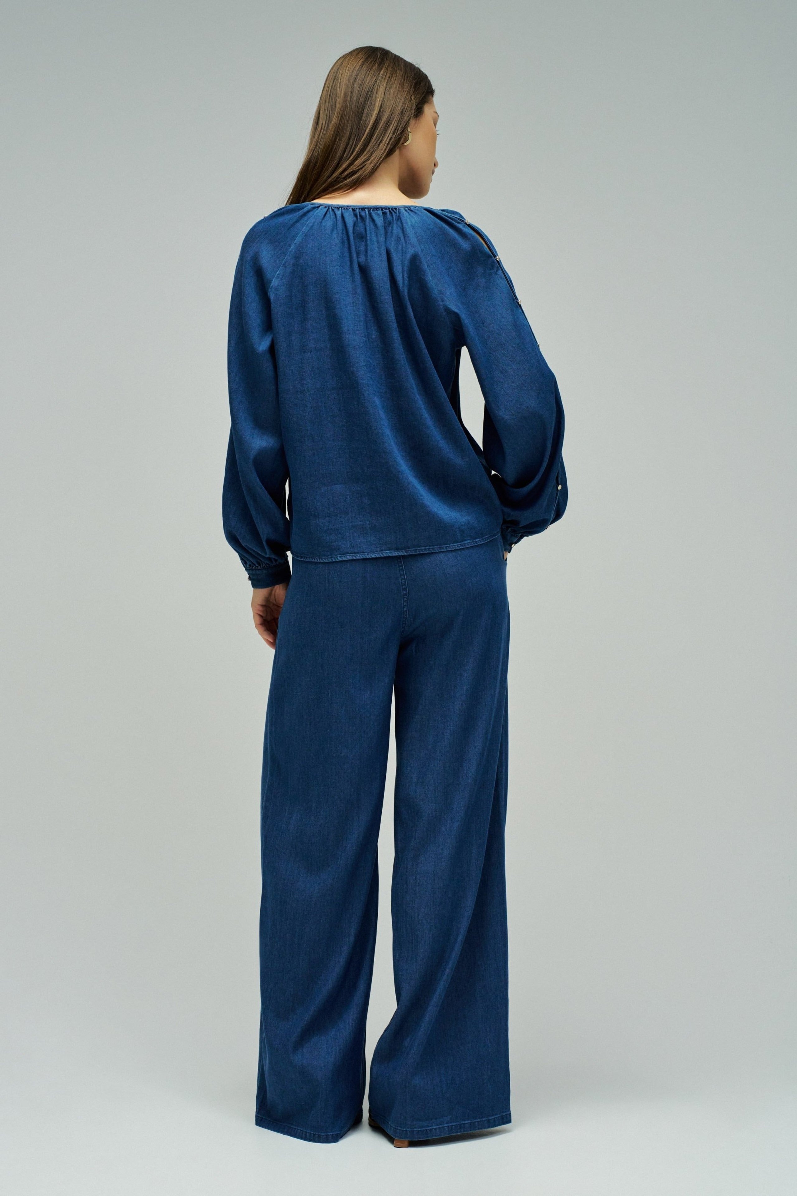 Dettaglio manica camicia in lavaggio scuro