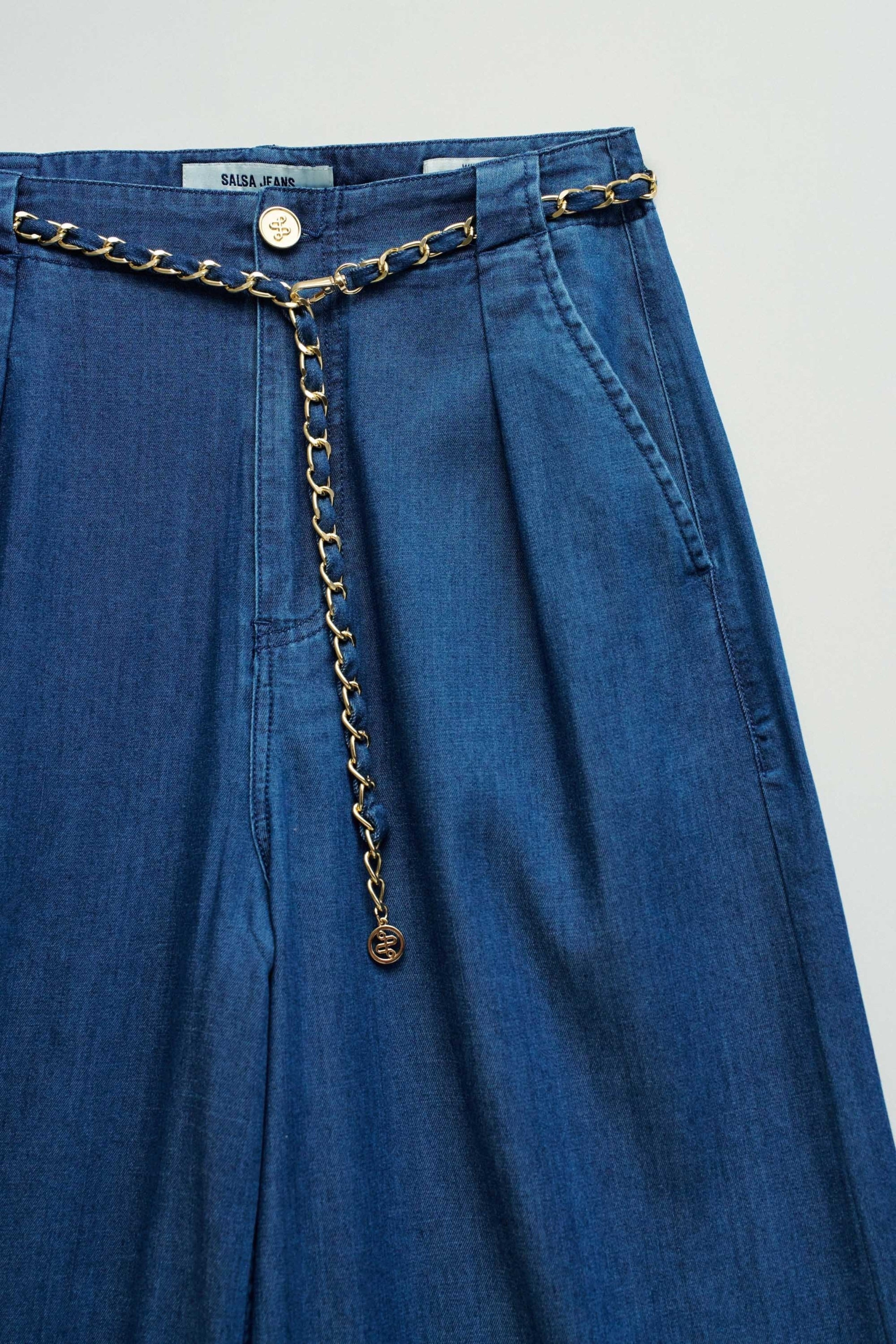 Cintura chino con catena in lavaggio scuro