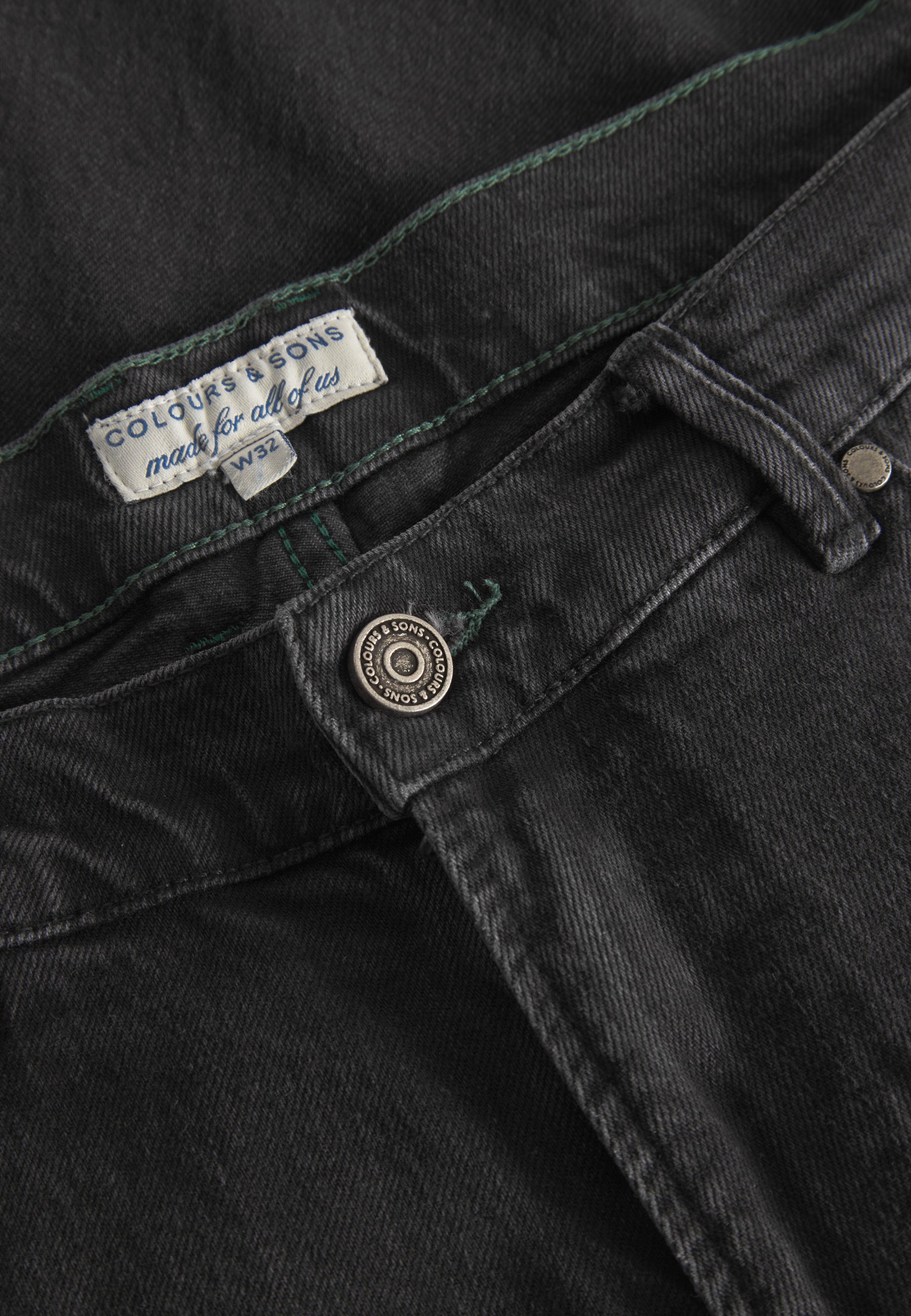 Jeans cropped in denim lavato nero Colours and Sons