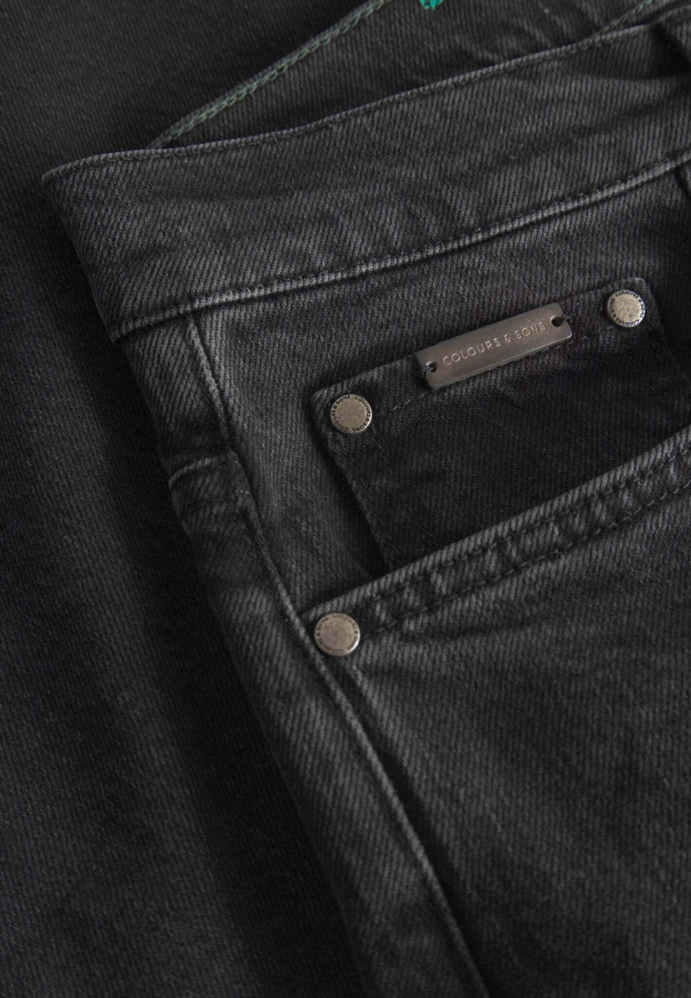 Jeans cropped in denim lavato nero Colours and Sons