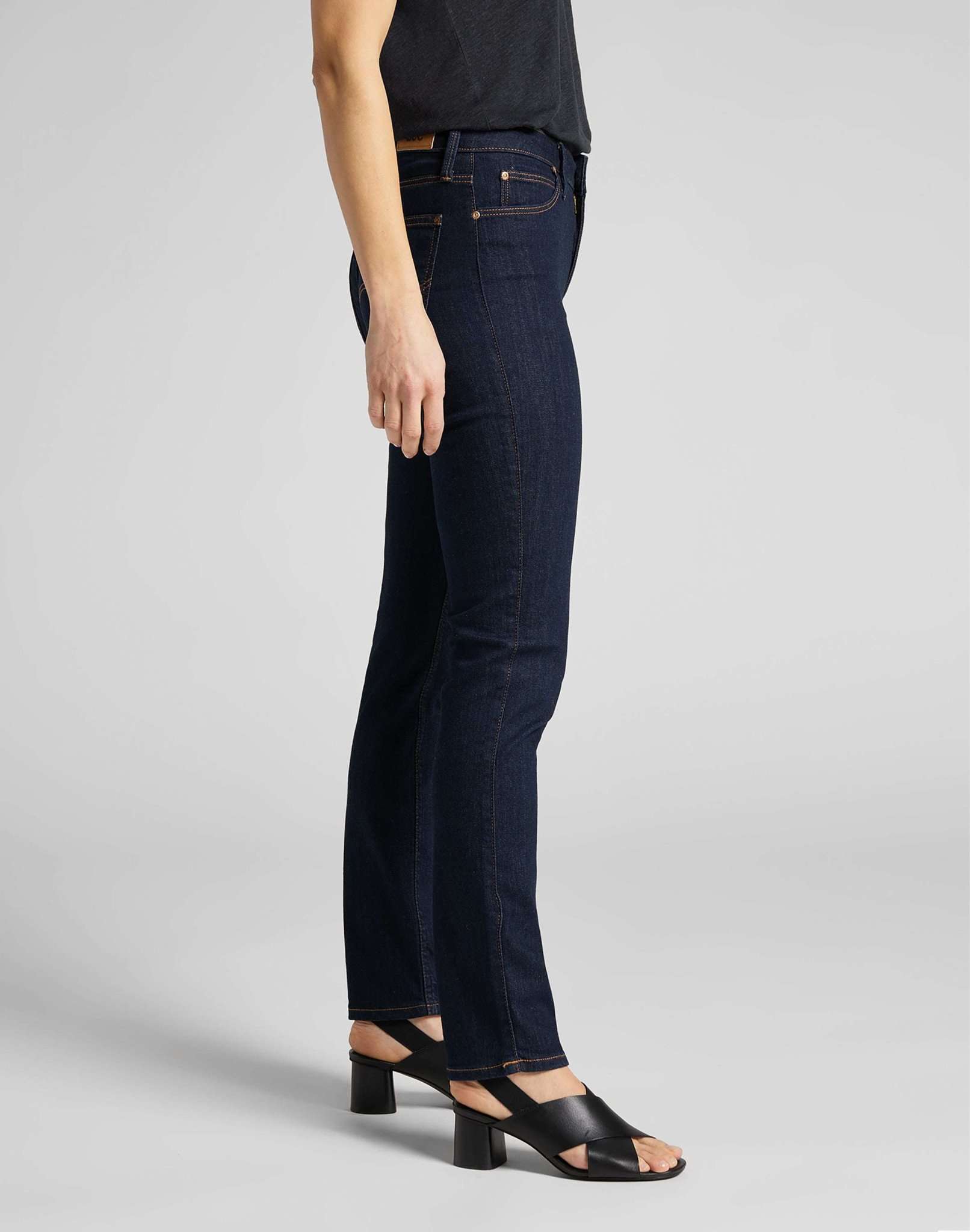 Elly in jeans a un lavaggio Lee