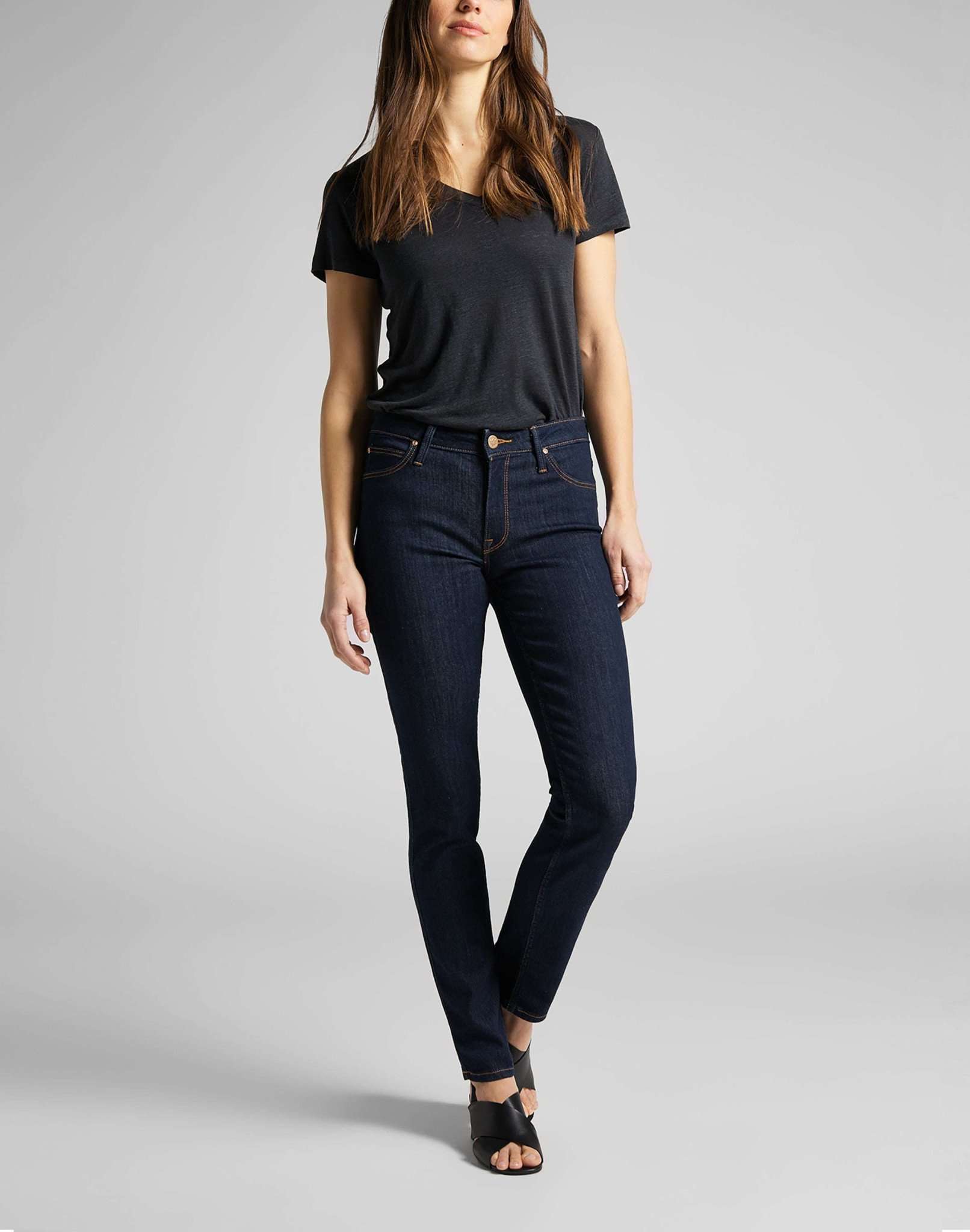 Elly in jeans a un lavaggio Lee