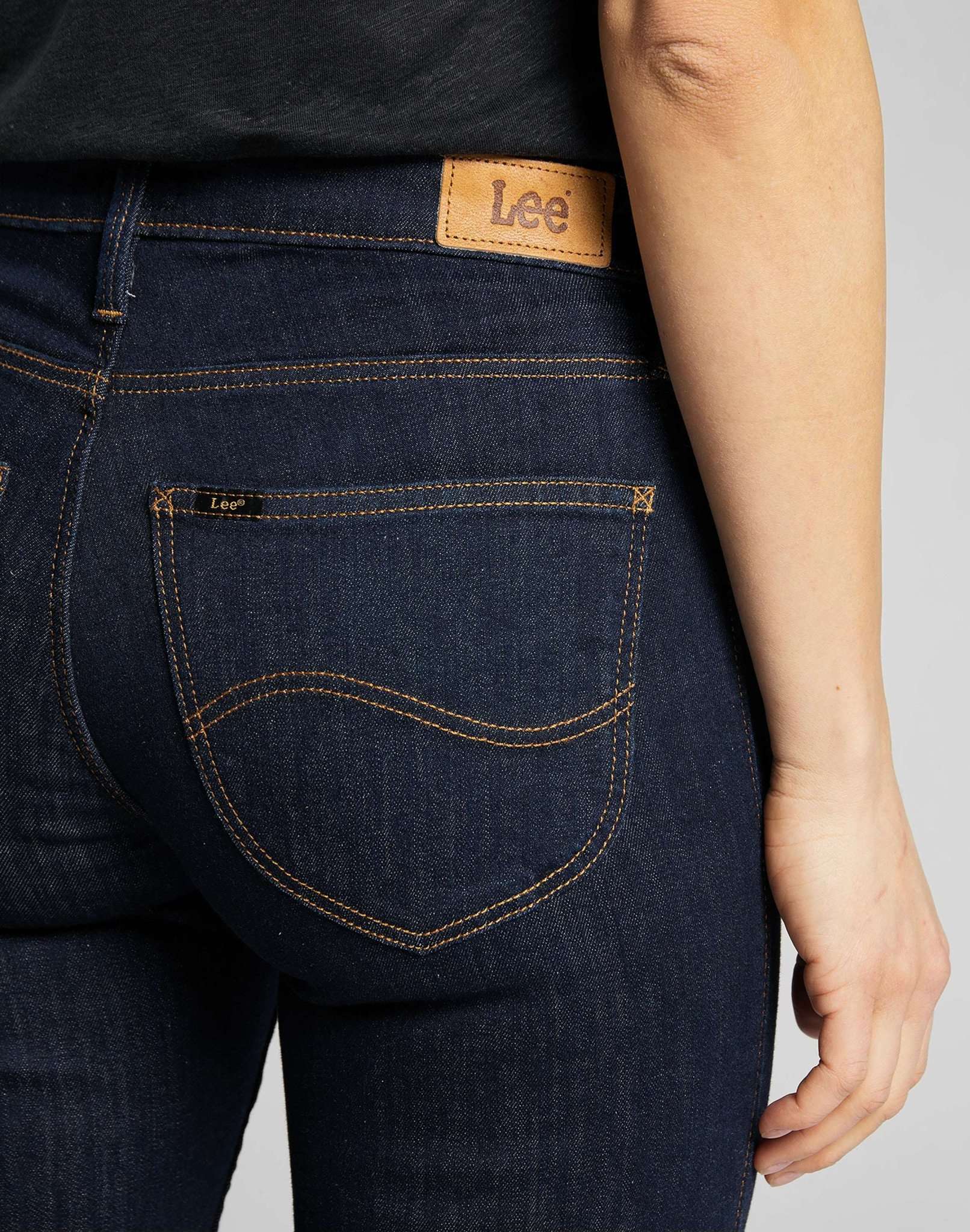 Elly in jeans a un lavaggio Lee