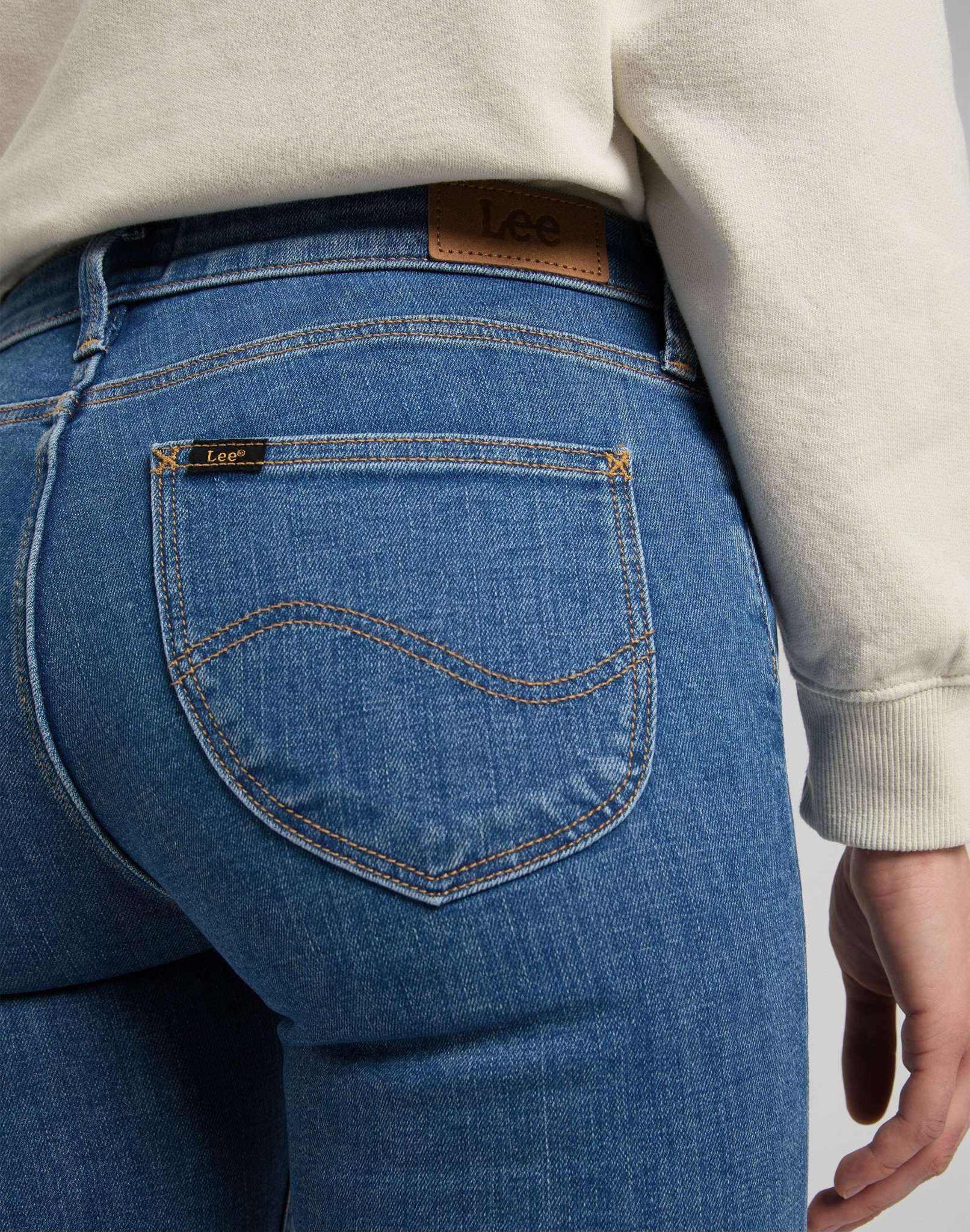 Scarlett in jeans Mid Lexi Lee