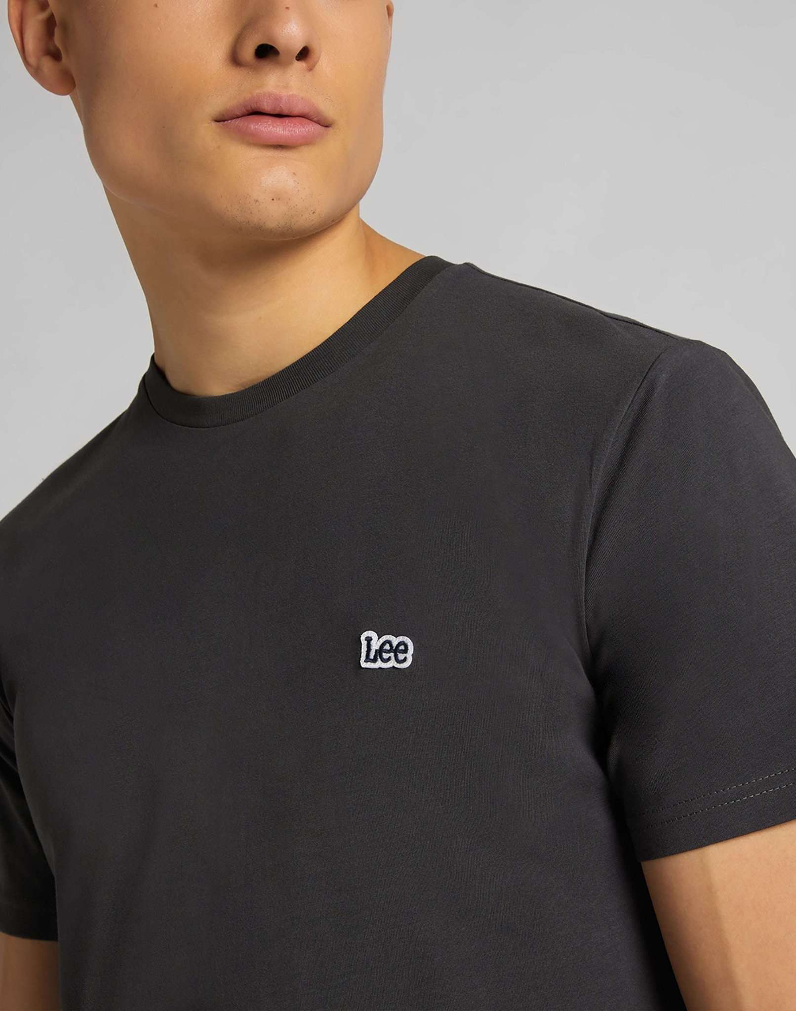T-shirt a manica corta con logo patch in nero lavato Lee