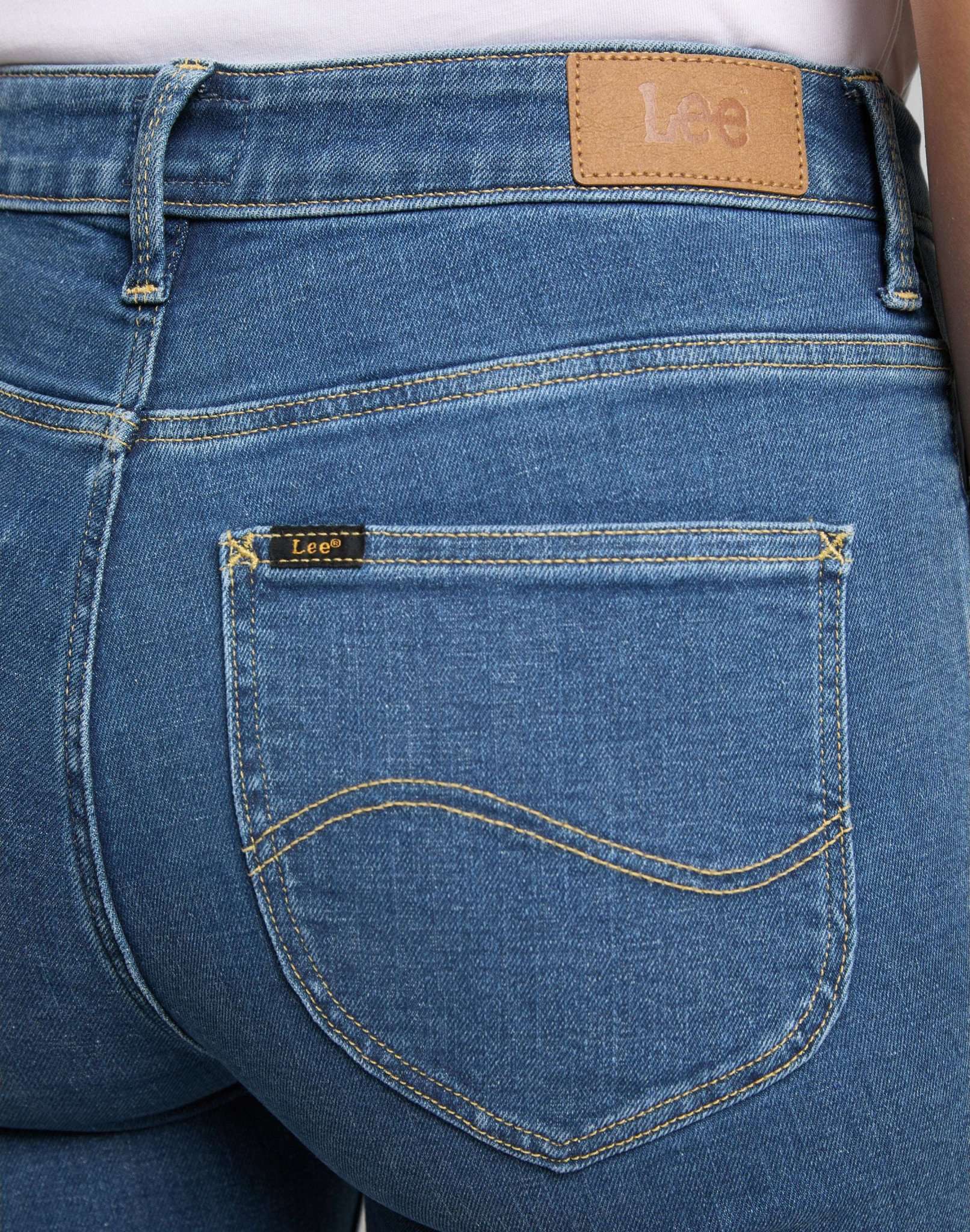 Scarlett High in jeans Mid Madison Lee