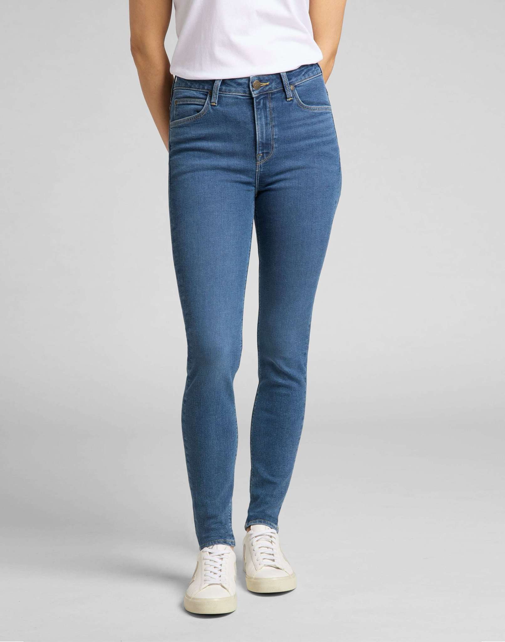 Scarlett High in jeans Mid Madison Lee