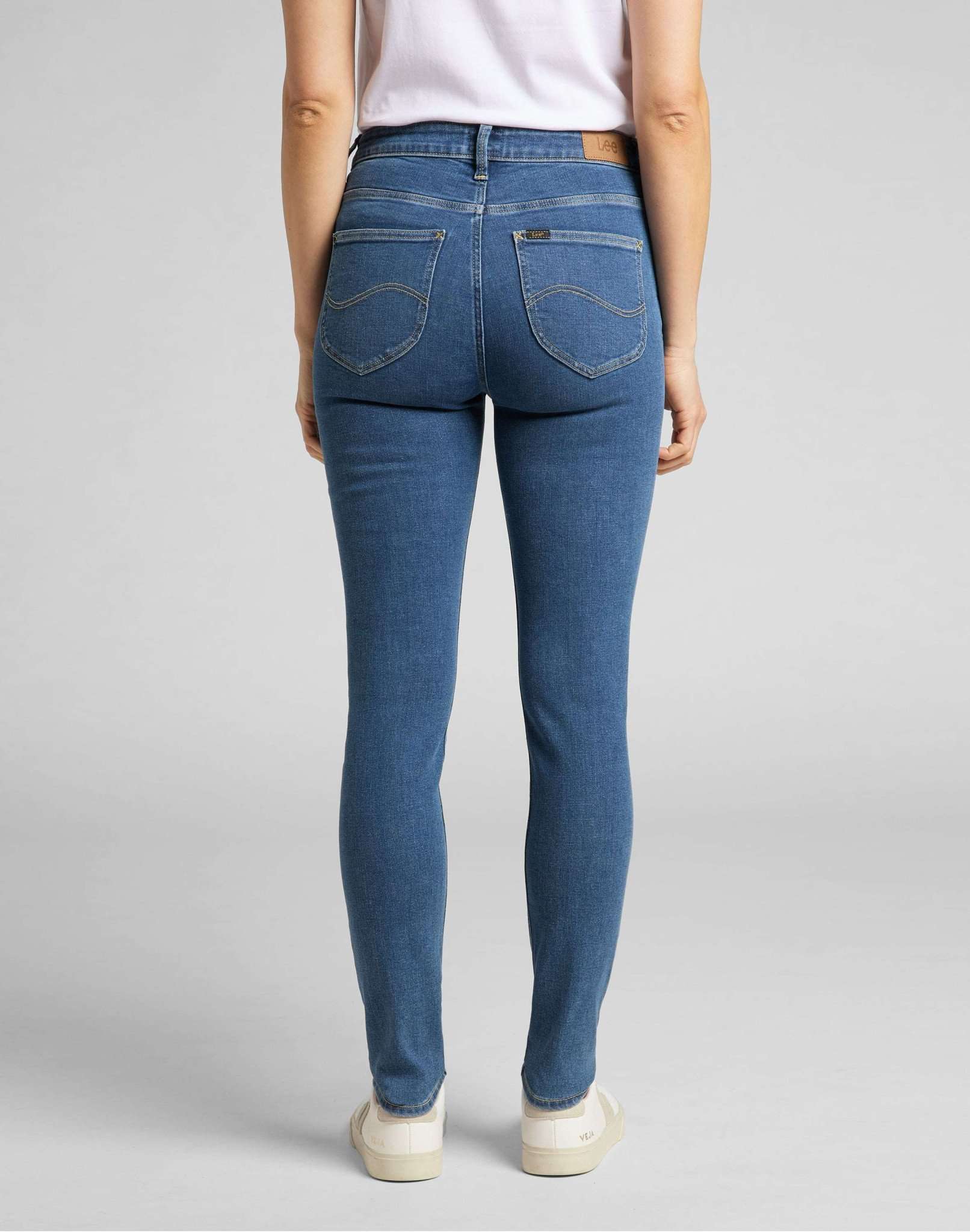 Scarlett High in jeans Mid Madison Lee