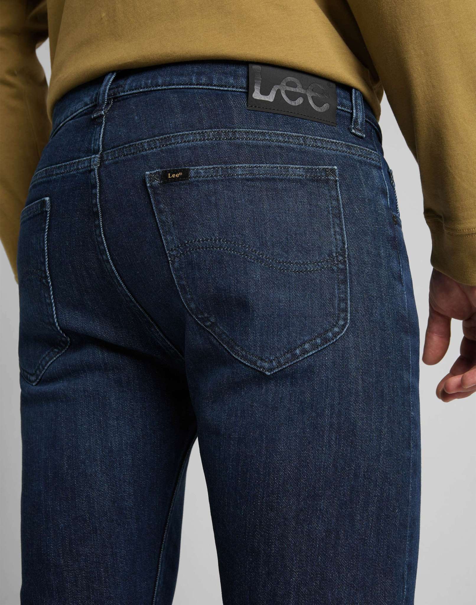 Cavaliere in jeans in acque profonde Lee