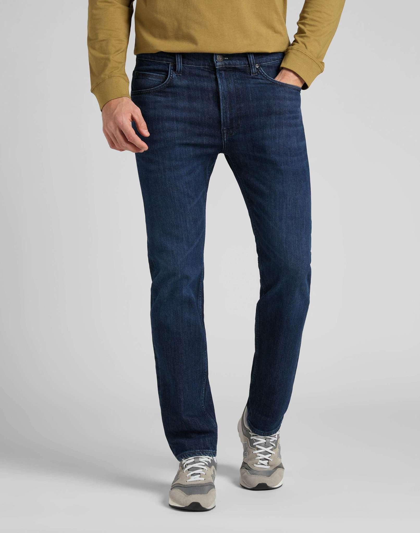 Cavaliere in jeans in acque profonde Lee