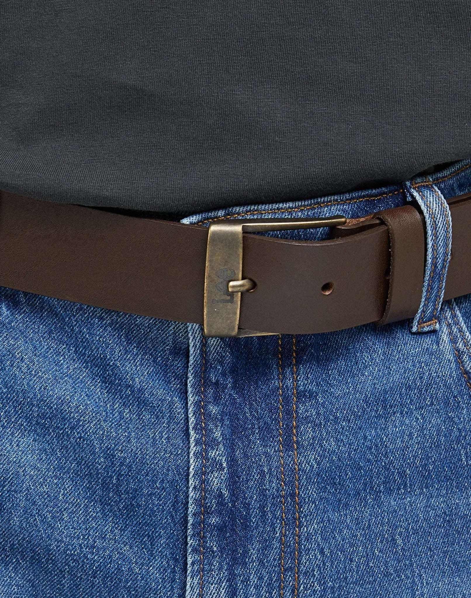 Cintura in pelle con fibbia logo in marrone scuro Lee