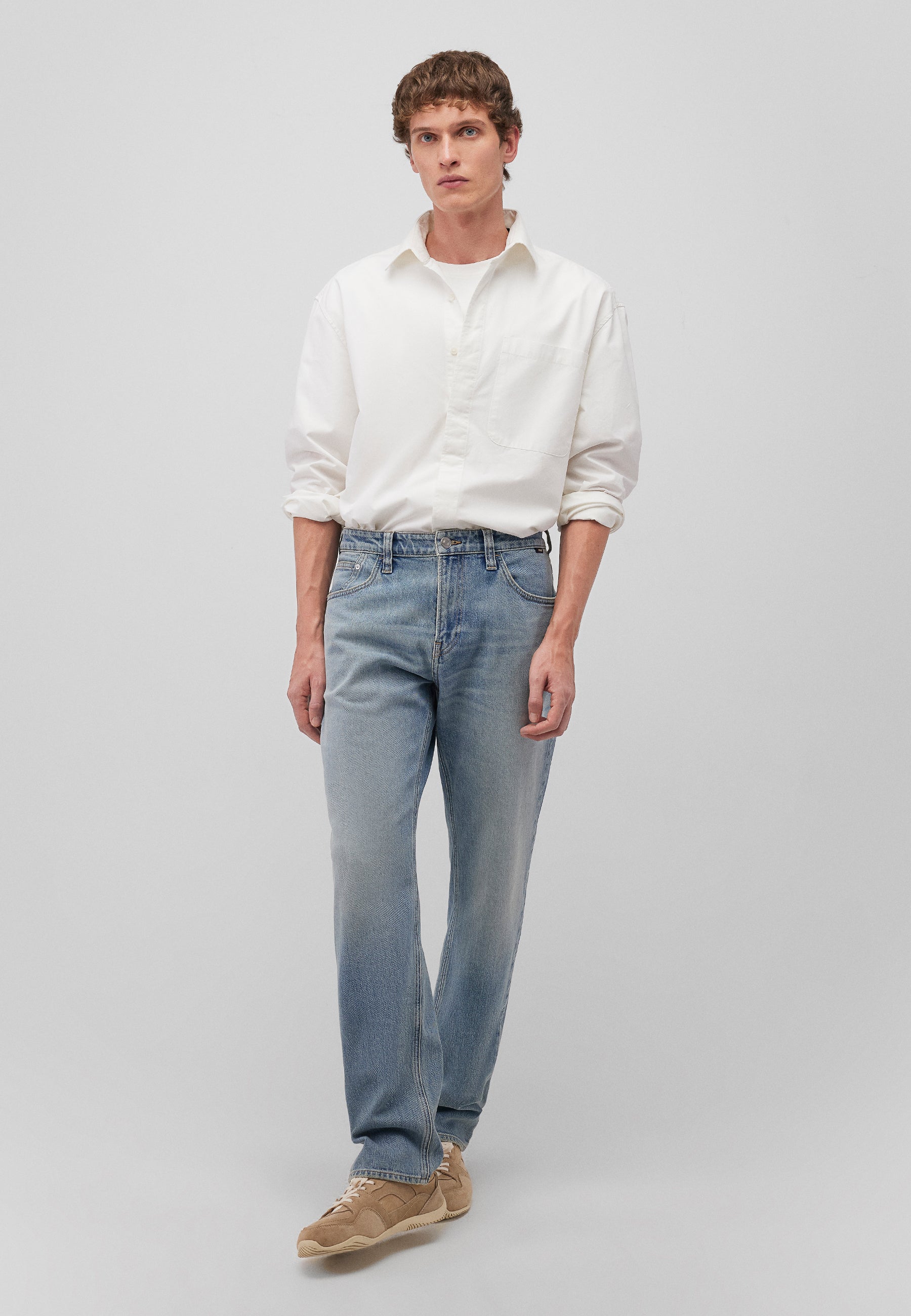 Lisbona in jeans vintage usati e nebbiosi Mavi