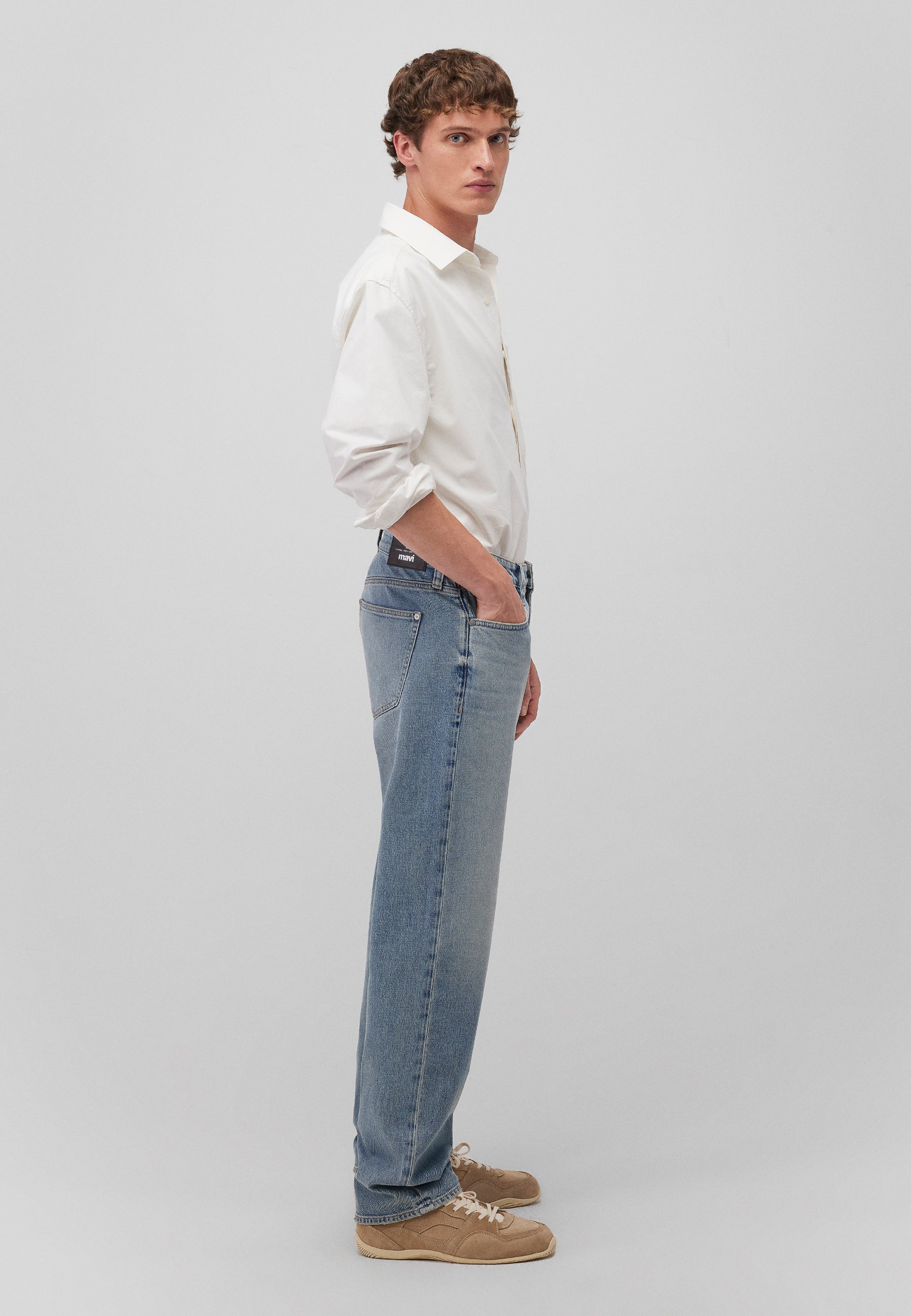 Lisbona in jeans vintage usati e nebbiosi Mavi