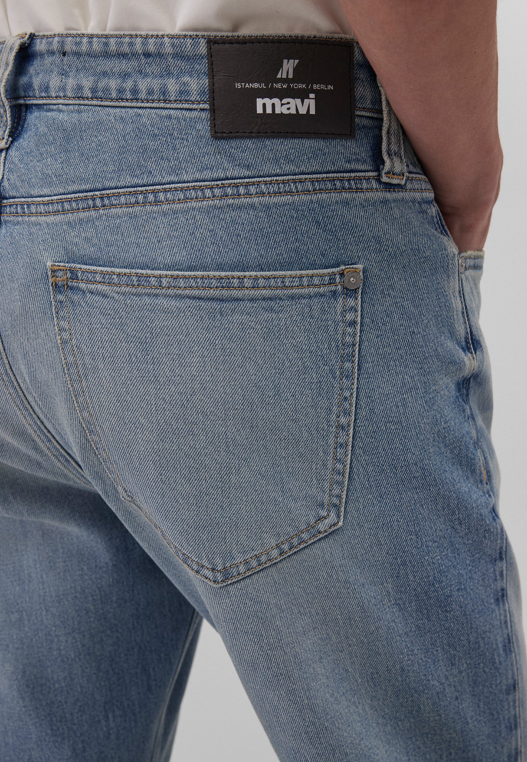 Lisbona in jeans vintage usati e nebbiosi Mavi