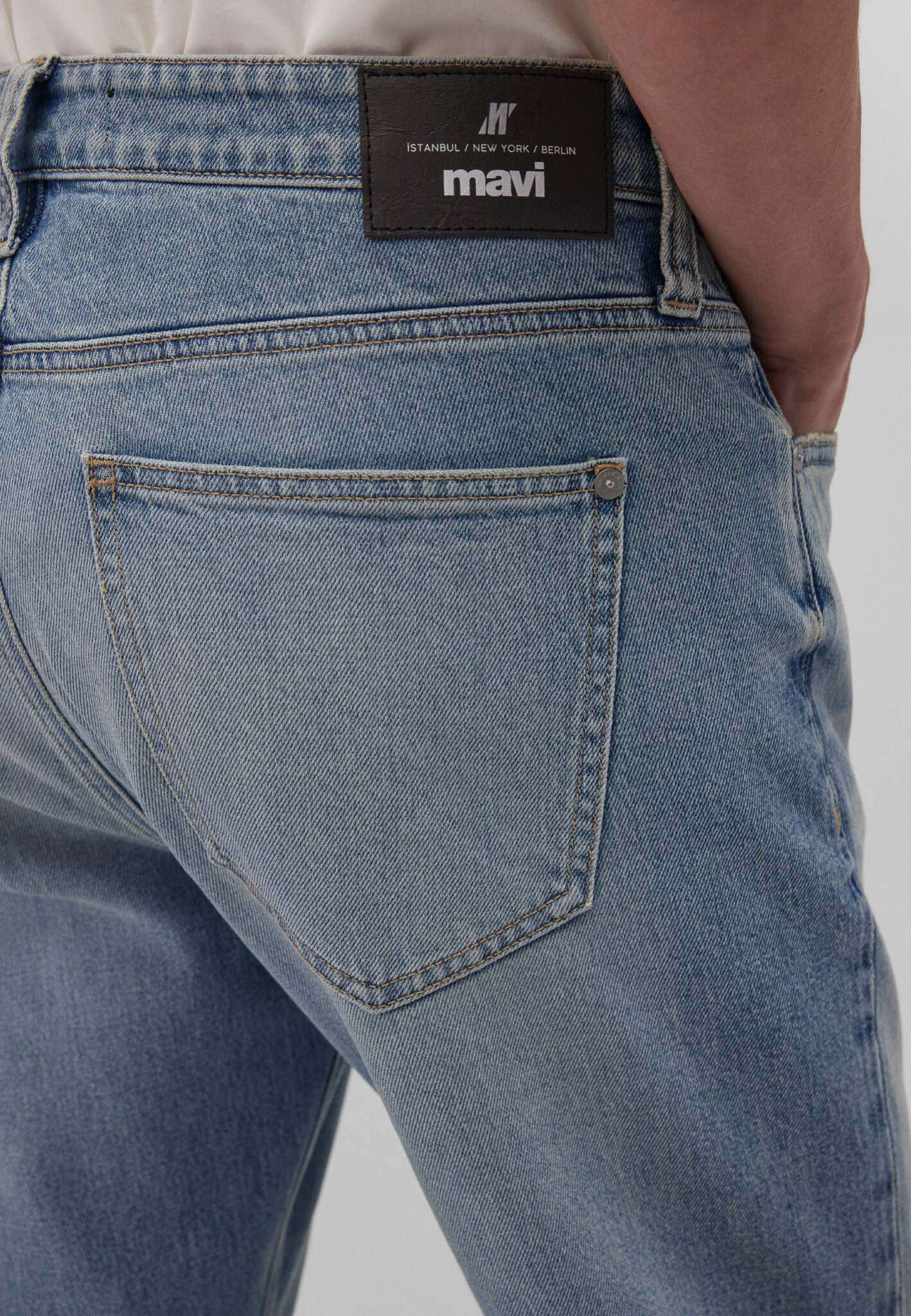 Lisbona in jeans vintage usati e nebbiosi Mavi