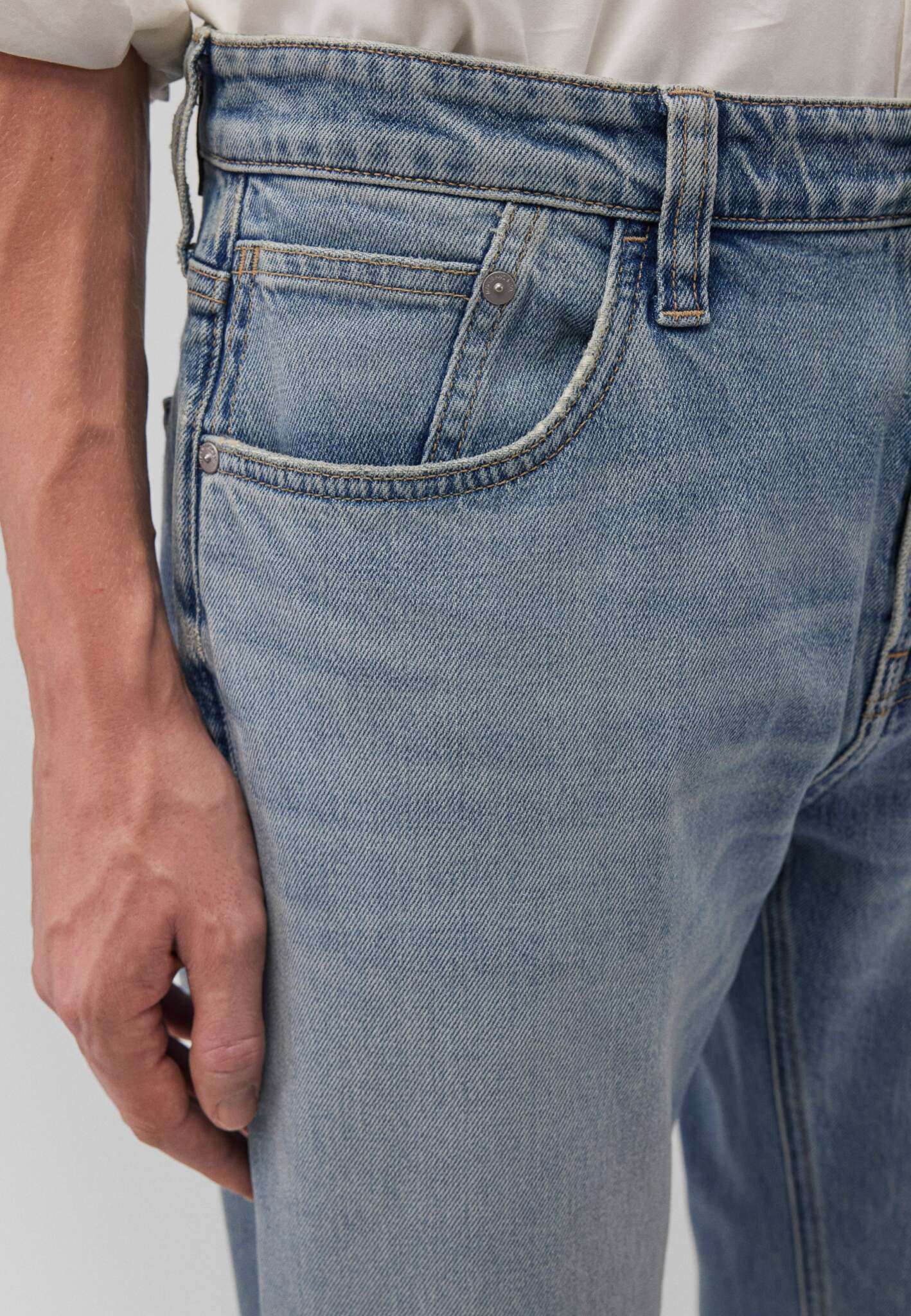 Lisbona in jeans vintage usati e nebbiosi Mavi