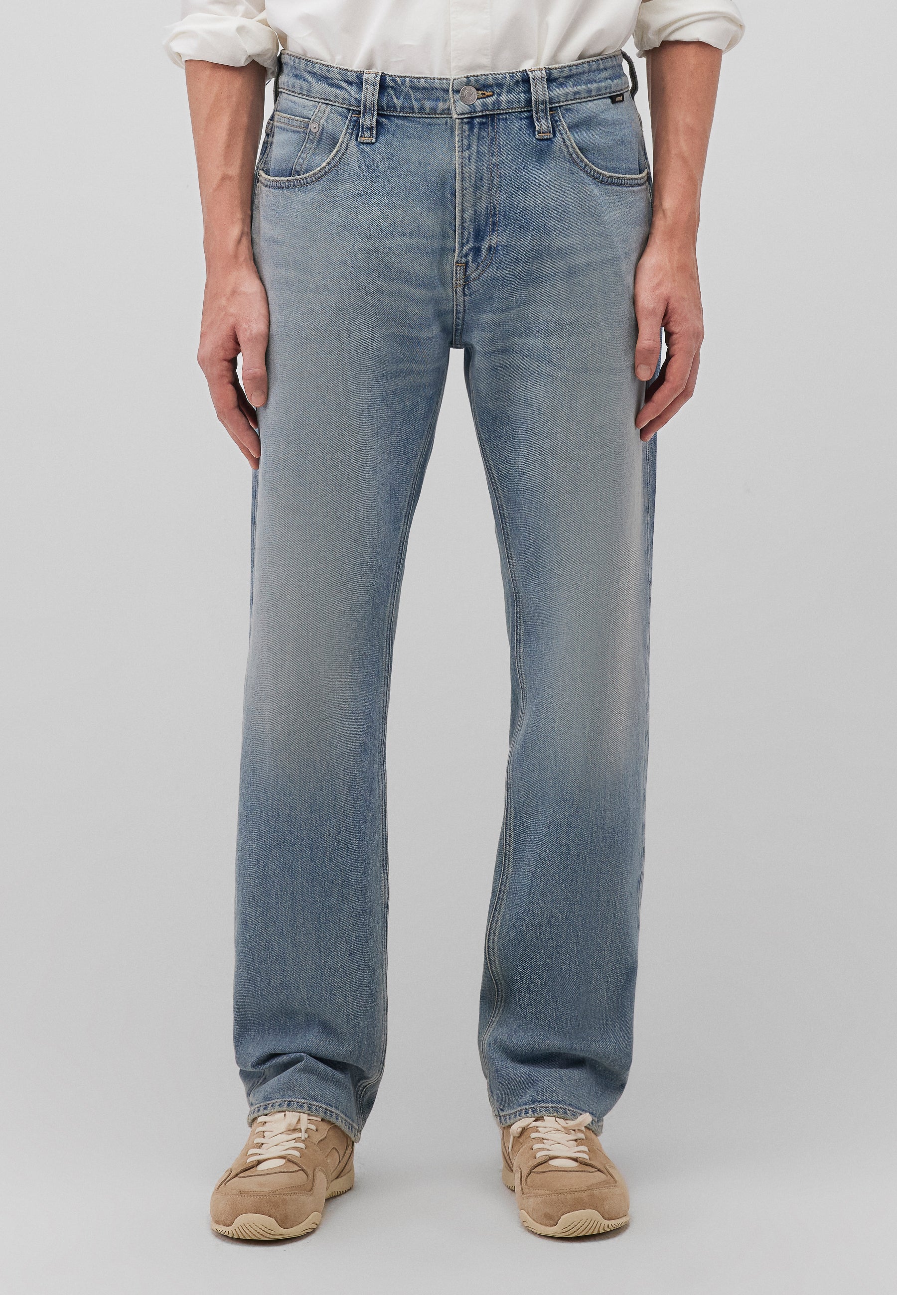 Lisbona in jeans vintage usati e nebbiosi Mavi