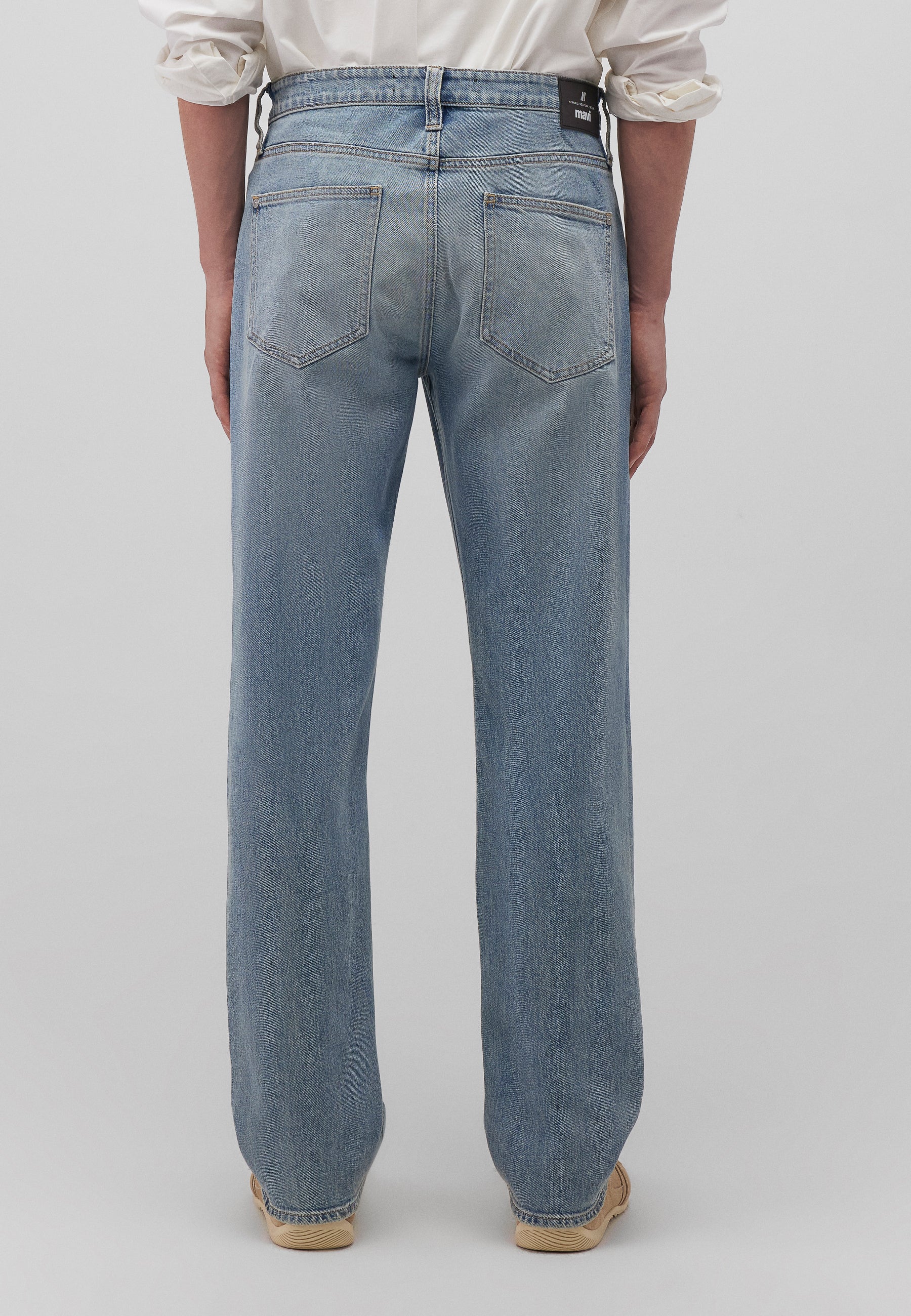Lisbona in jeans vintage usati e nebbiosi Mavi