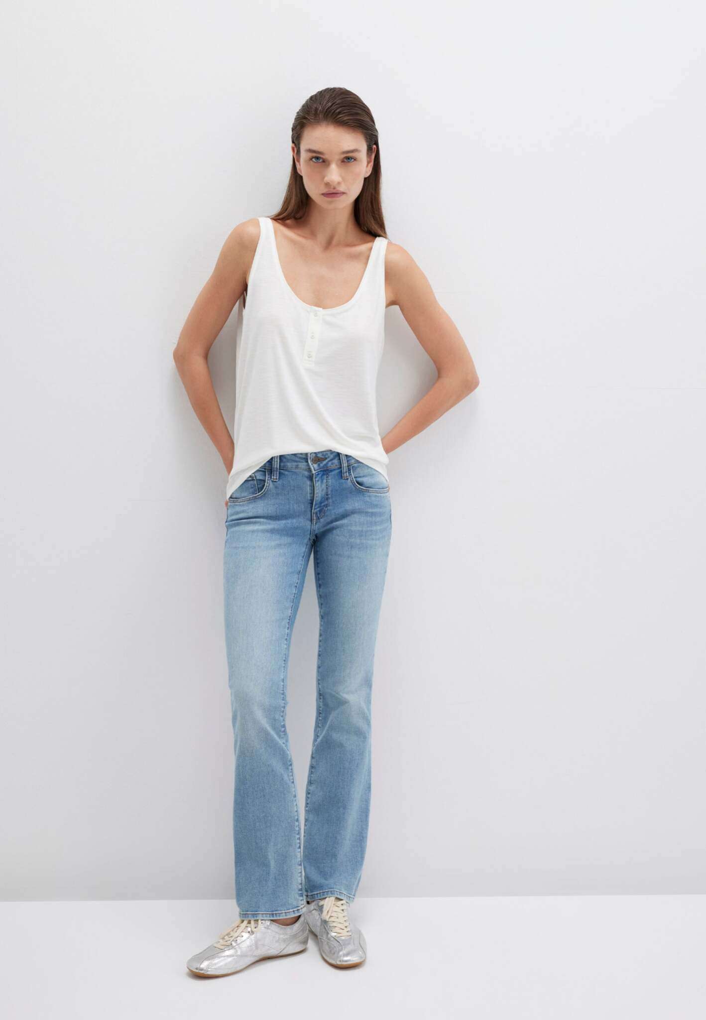 Bella Mid-Rise in Lt Brushed Str Jeans Mavi