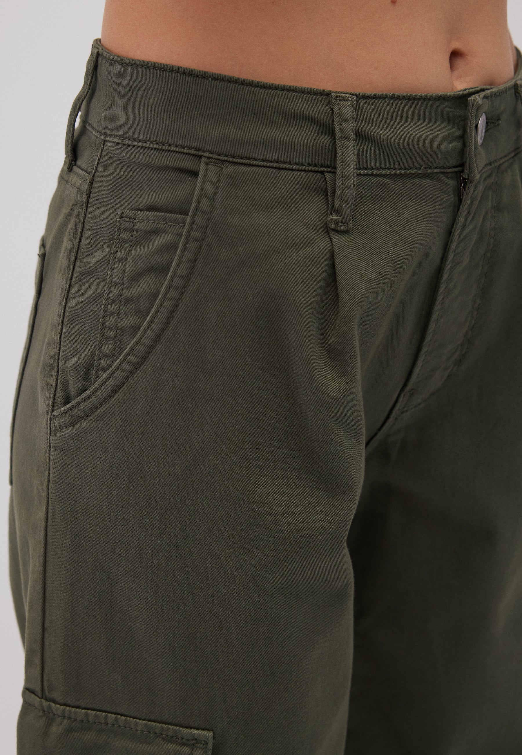 Jacy in pantaloni in twill di scarabeo Mavi