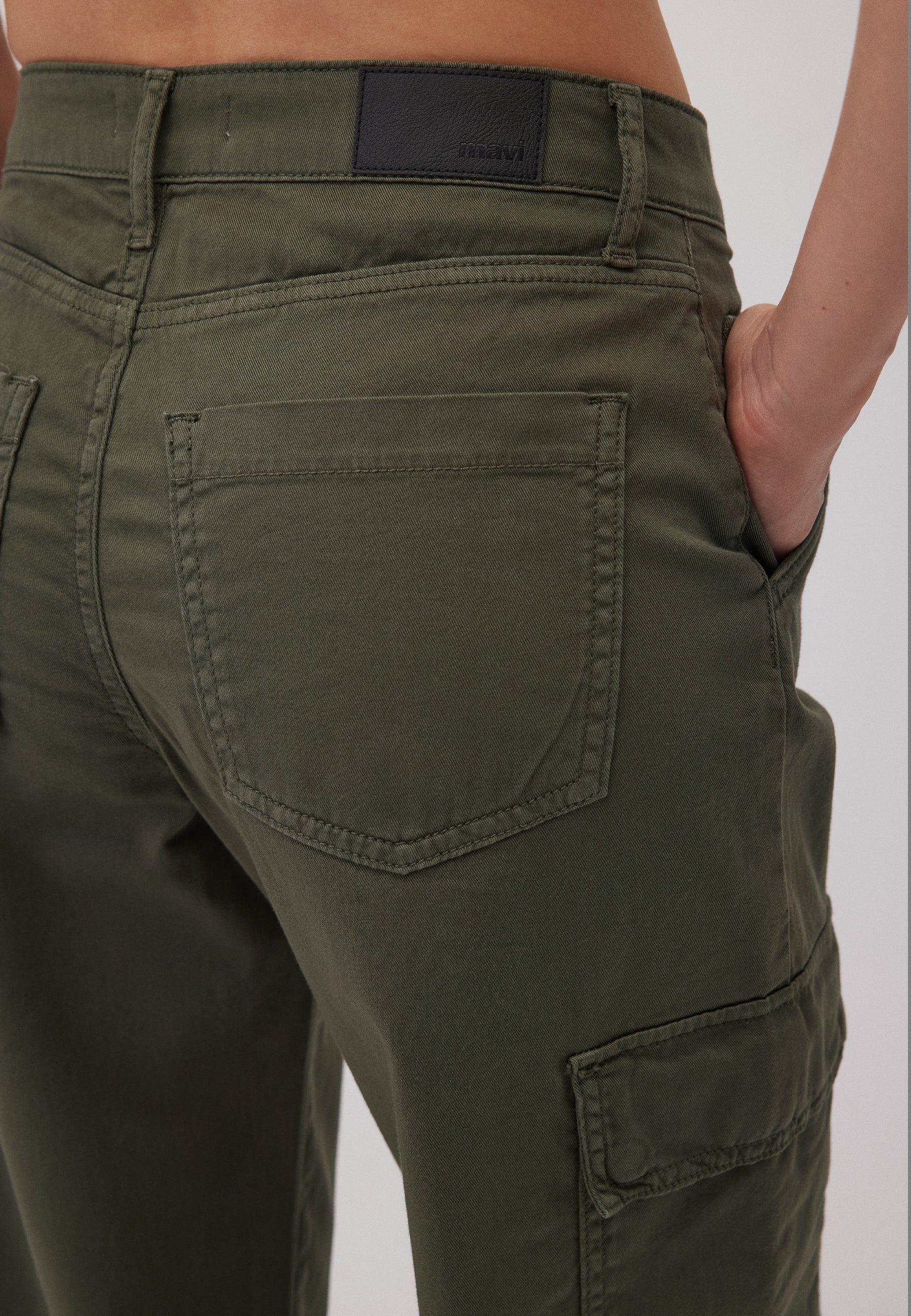 Jacy in pantaloni in twill di scarabeo Mavi