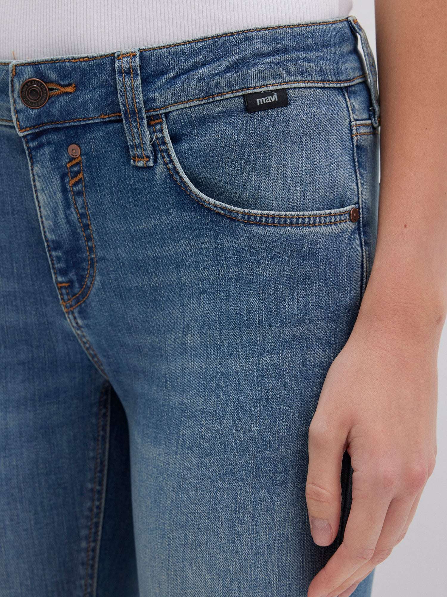 Adriana in jeans Mavi con strass sfumato profondo