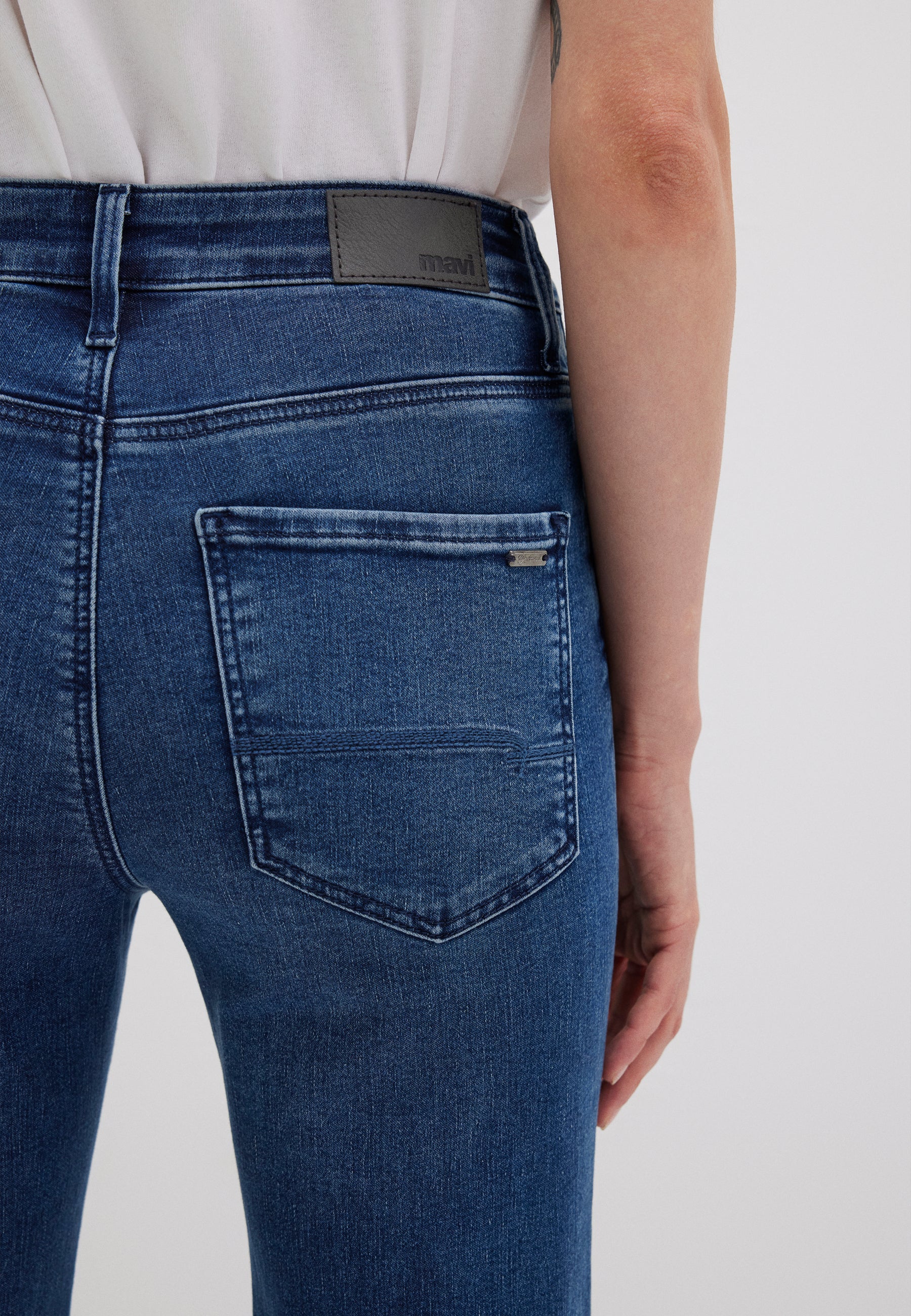 Kendra in Jeans Mavi in satin blu indaco