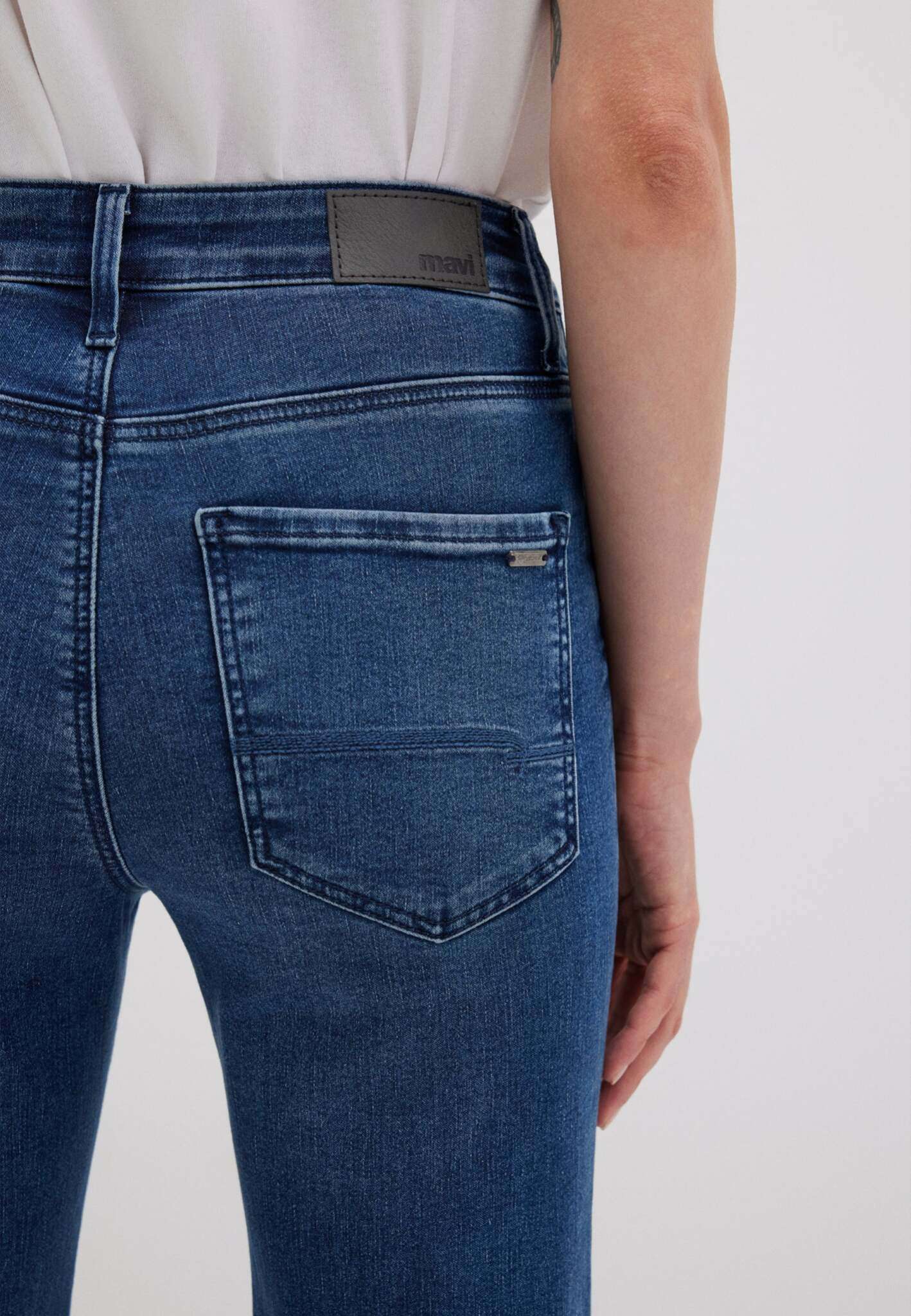 Kendra in Jeans Mavi in satin blu indaco