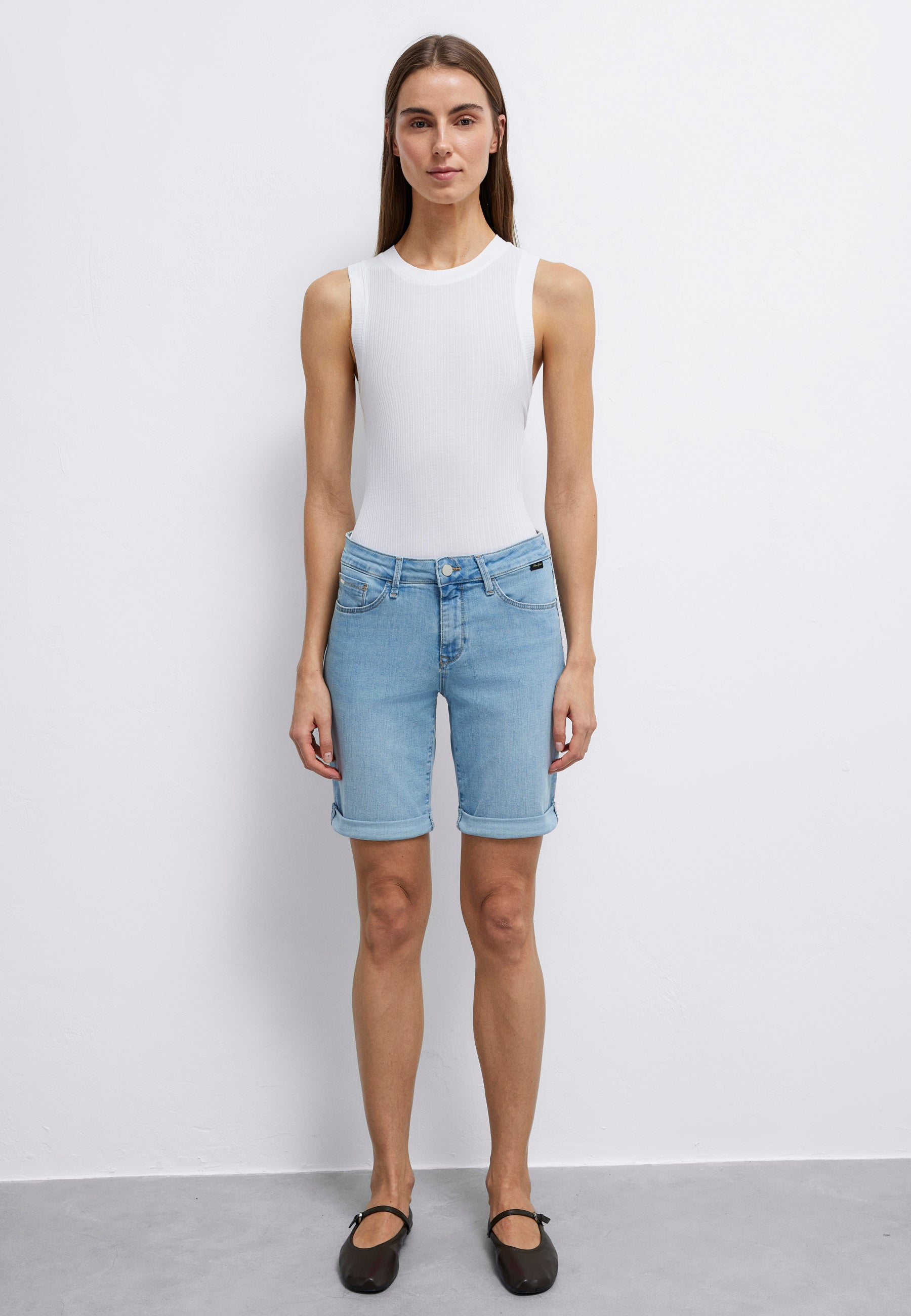 Alexis in pantaloncini di jeans blu scuro e oro Mavi