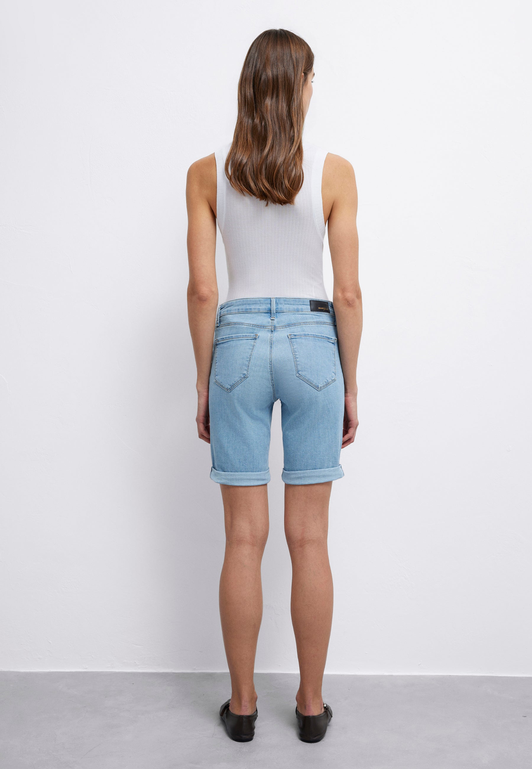 Alexis in pantaloncini di jeans blu scuro e oro Mavi