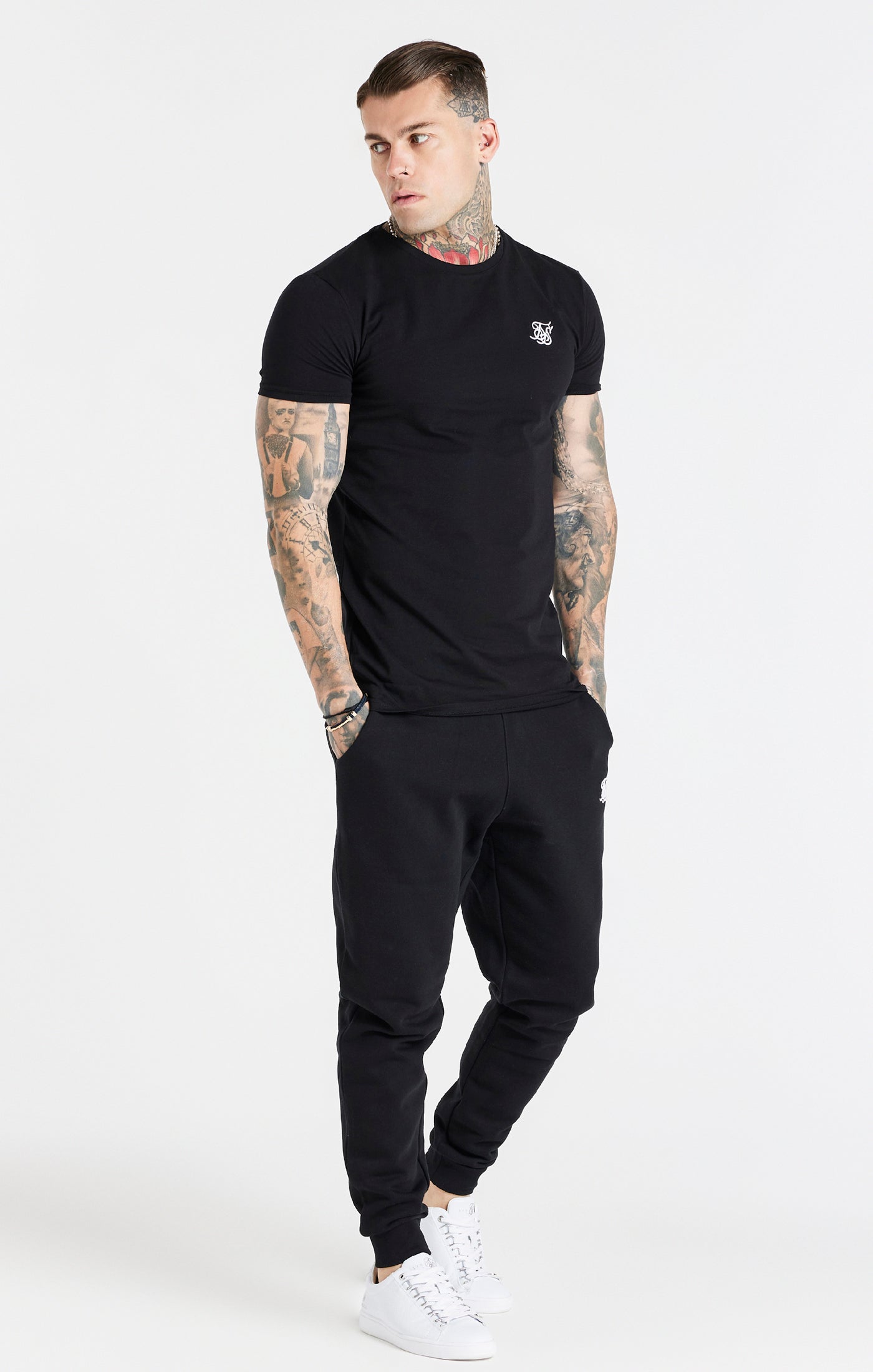 Jogger essenziale con risvolto in pantaloni neri SikSilk