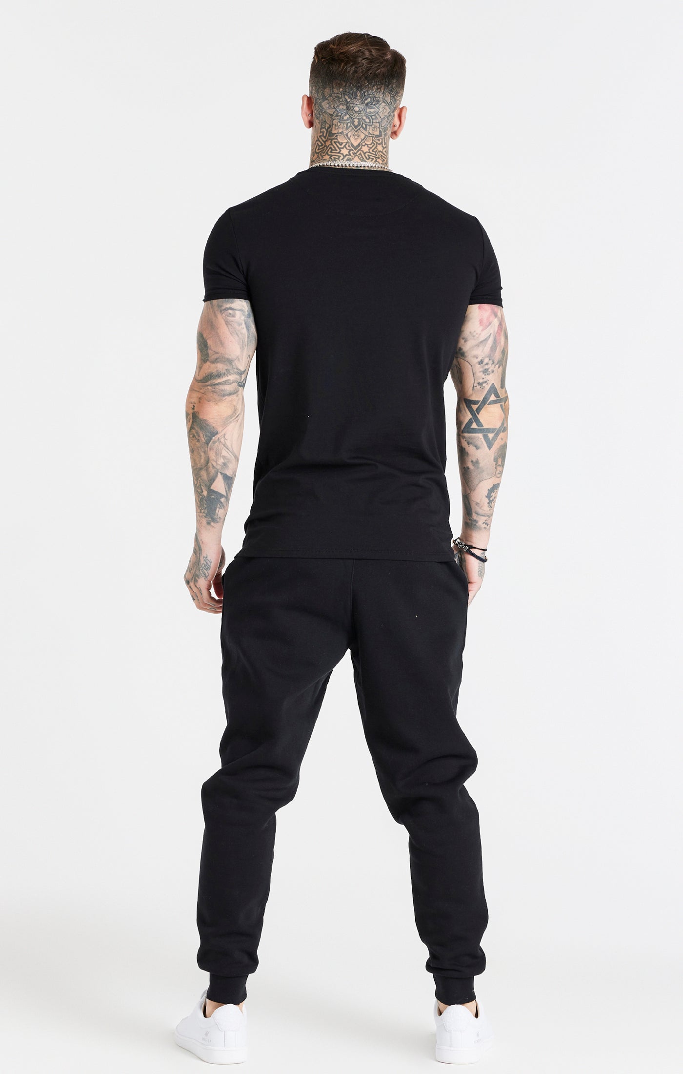 Jogger essenziale con risvolto in pantaloni neri SikSilk