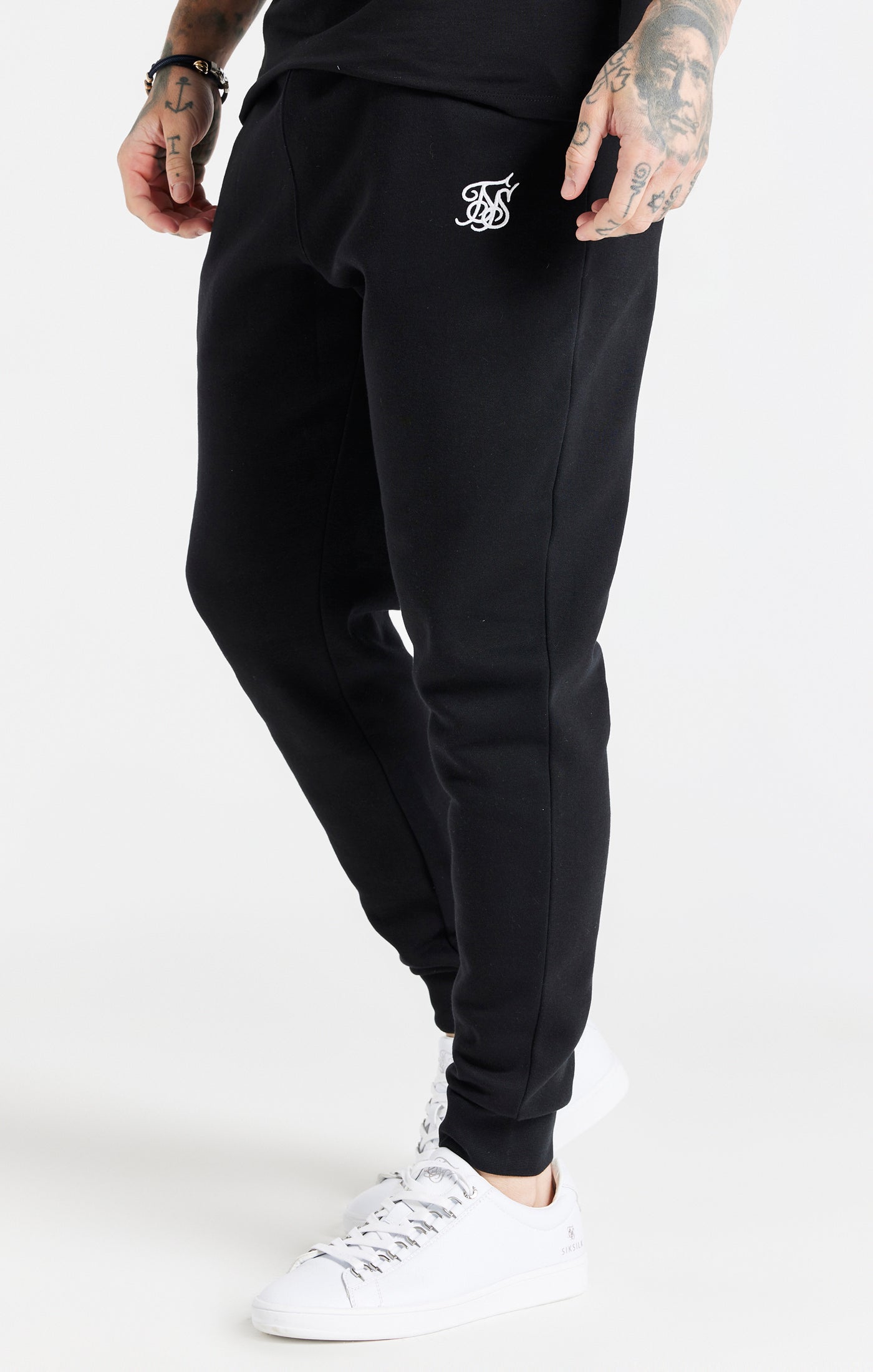 Jogger essenziale con risvolto in pantaloni neri SikSilk