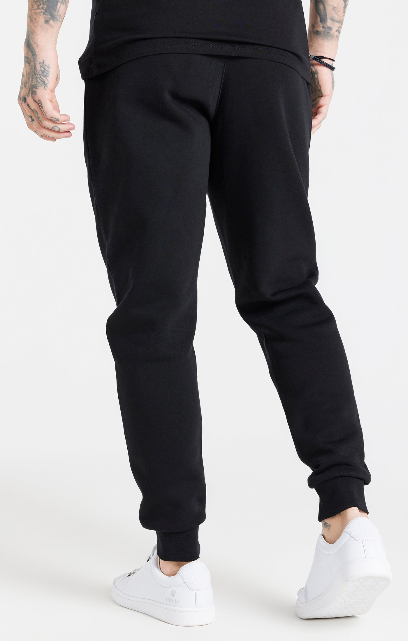 Jogger essenziale con risvolto in pantaloni neri SikSilk