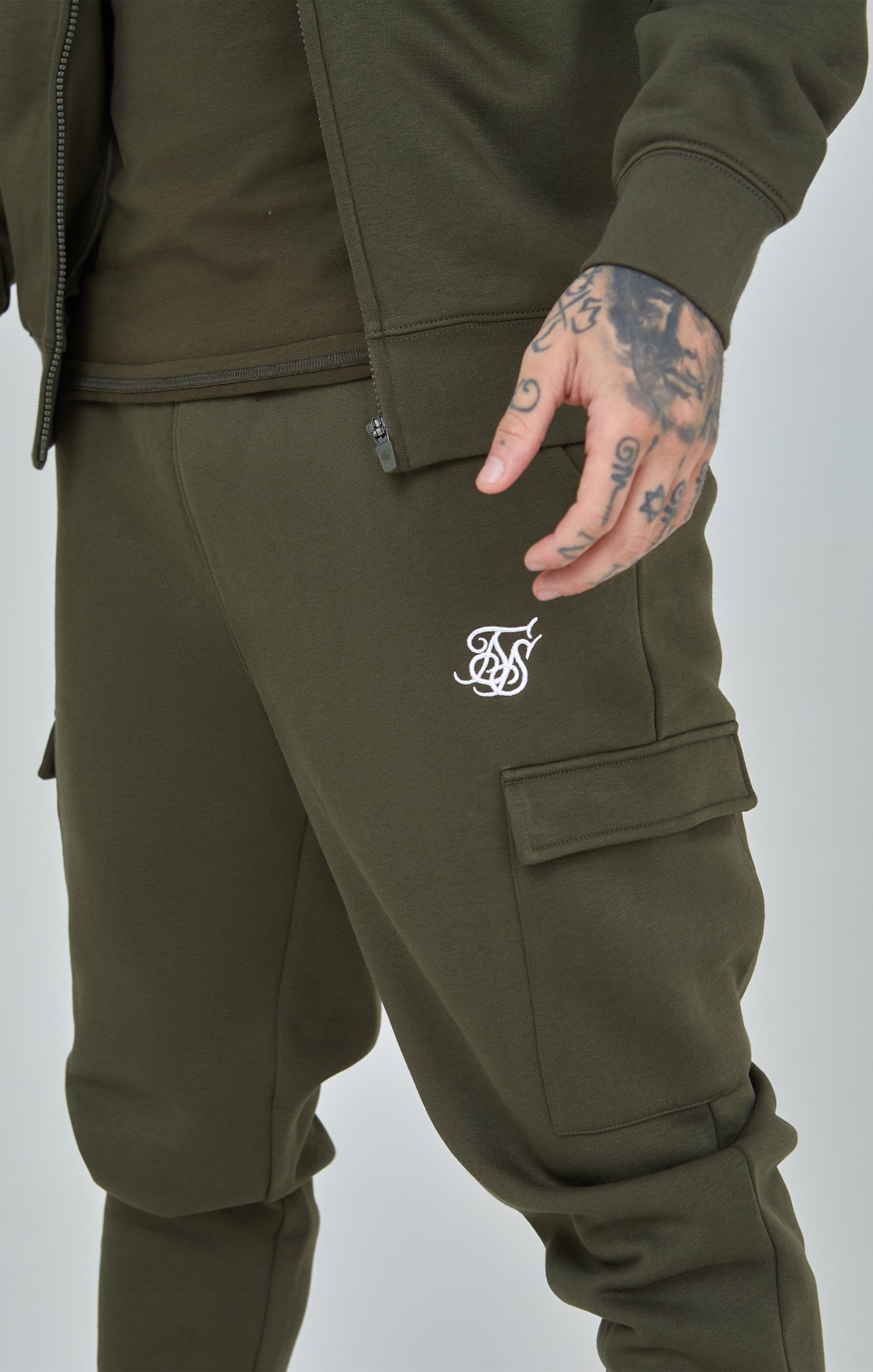 Pantaloni essenziali Cargo Jogger in Khaki SikSilk
