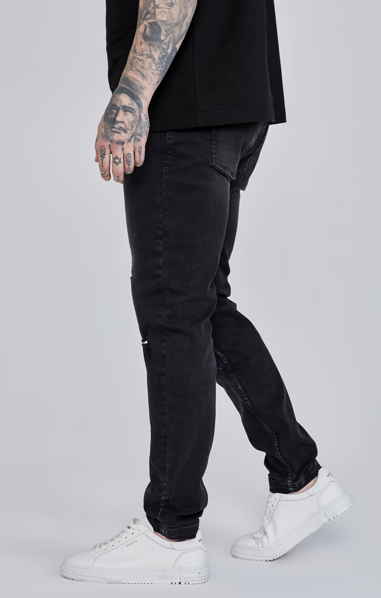 Jeans slim fit invecchiati in nero Jeans SikSilk