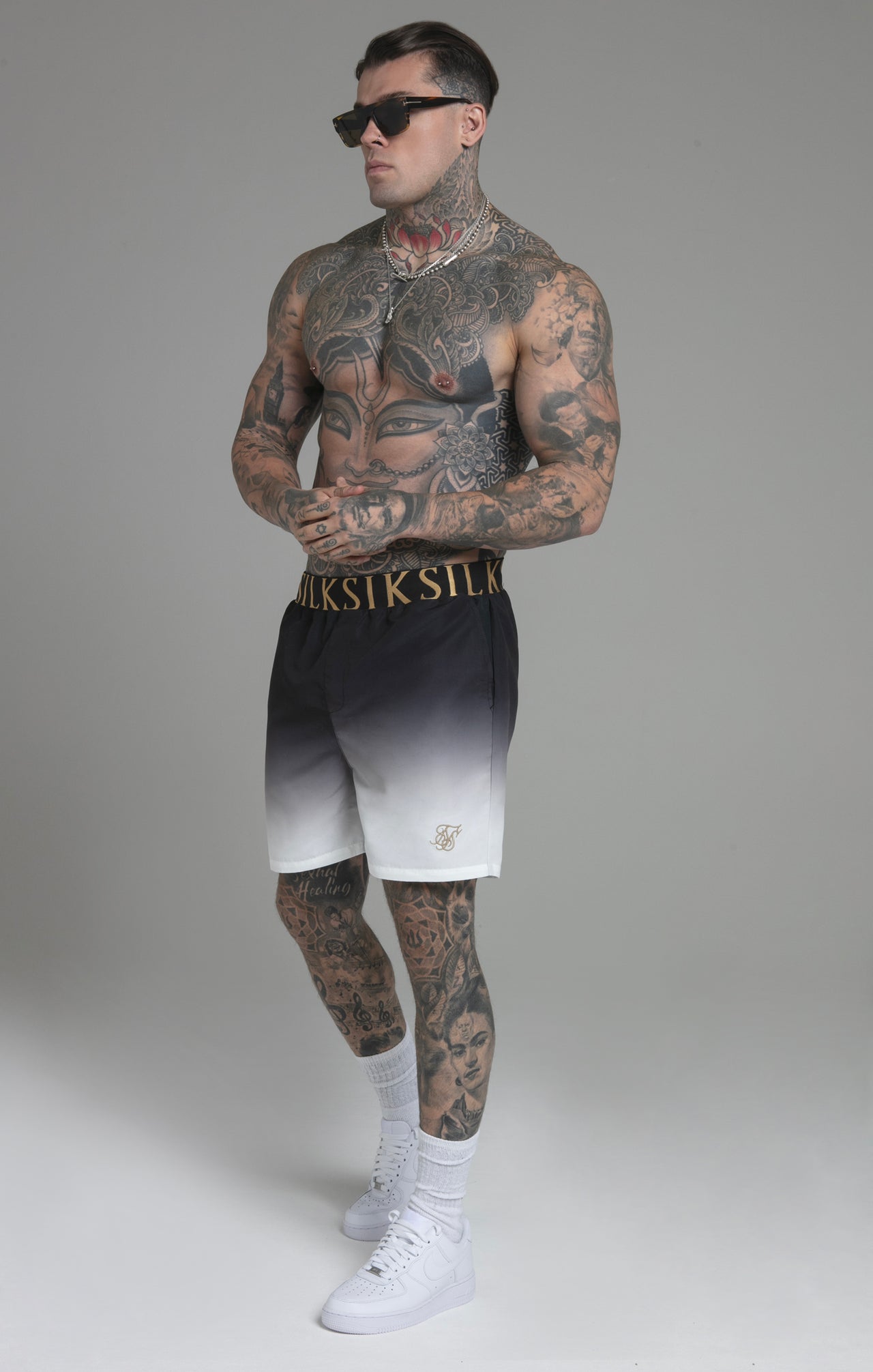 Pantaloncini da bagno Fade in nero, costume da bagno bianco SikSilk