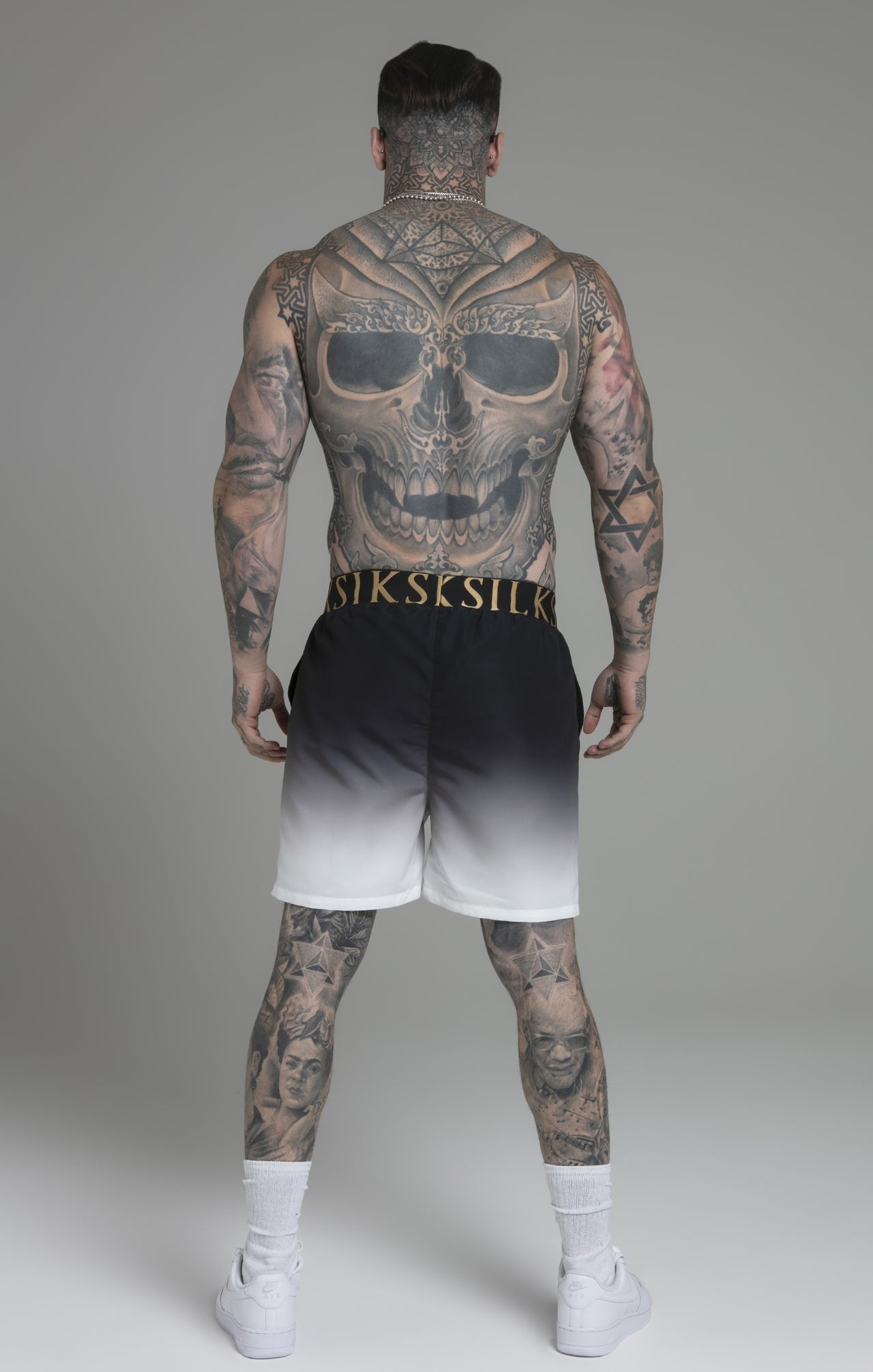Pantaloncini da bagno Fade in nero, costume da bagno bianco SikSilk
