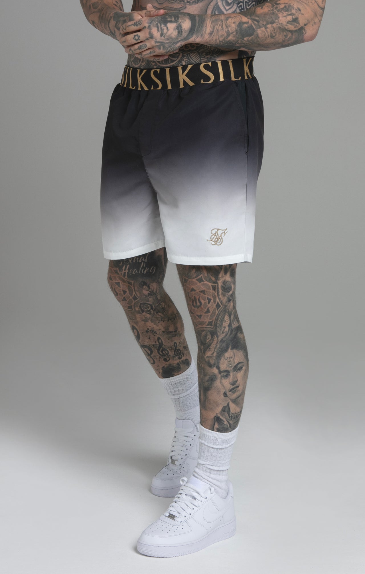 Pantaloncini da bagno Fade in nero, costume da bagno bianco SikSilk