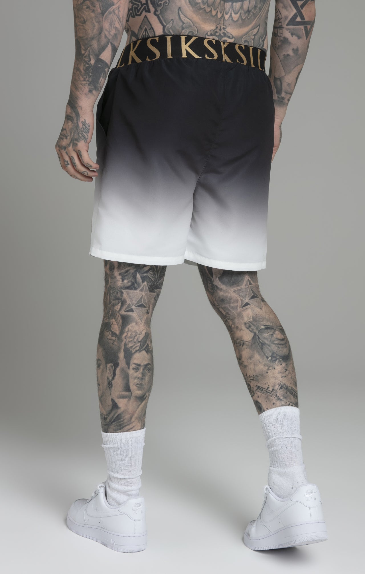 Pantaloncini da bagno Fade in nero, costume da bagno bianco SikSilk