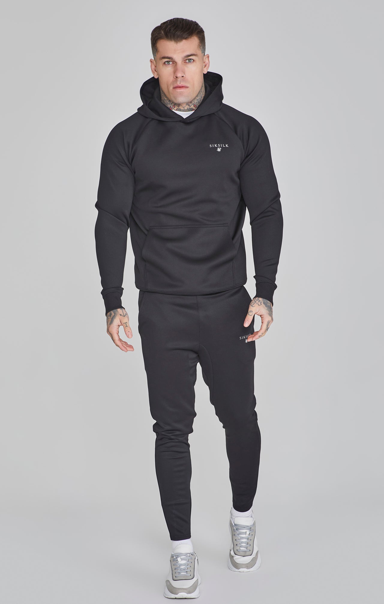 Felpa con cappuccio Essentials Poly in nero Felpa con cappuccio SikSilk