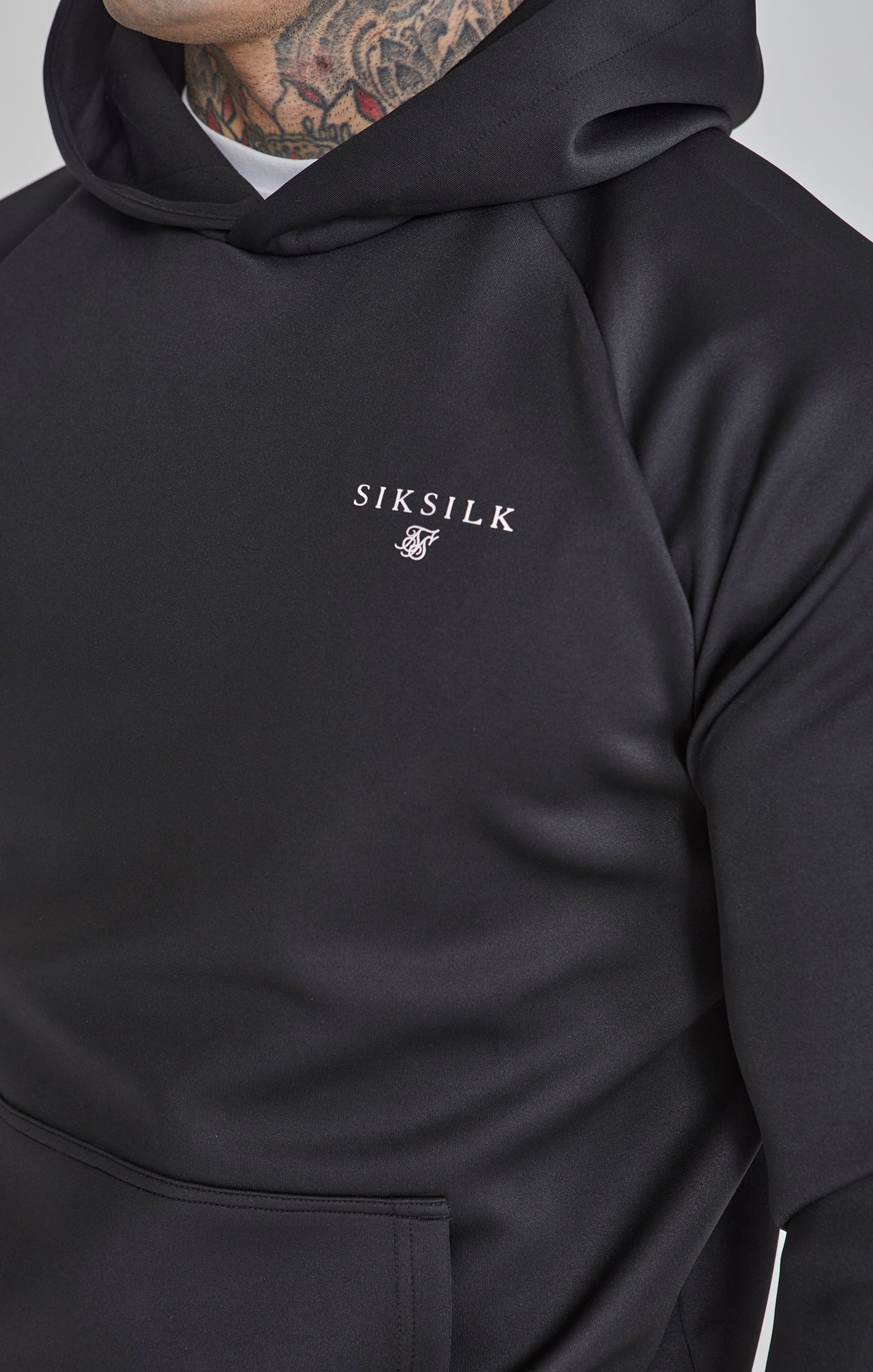 Felpa con cappuccio Essentials Poly in nero Felpa con cappuccio SikSilk