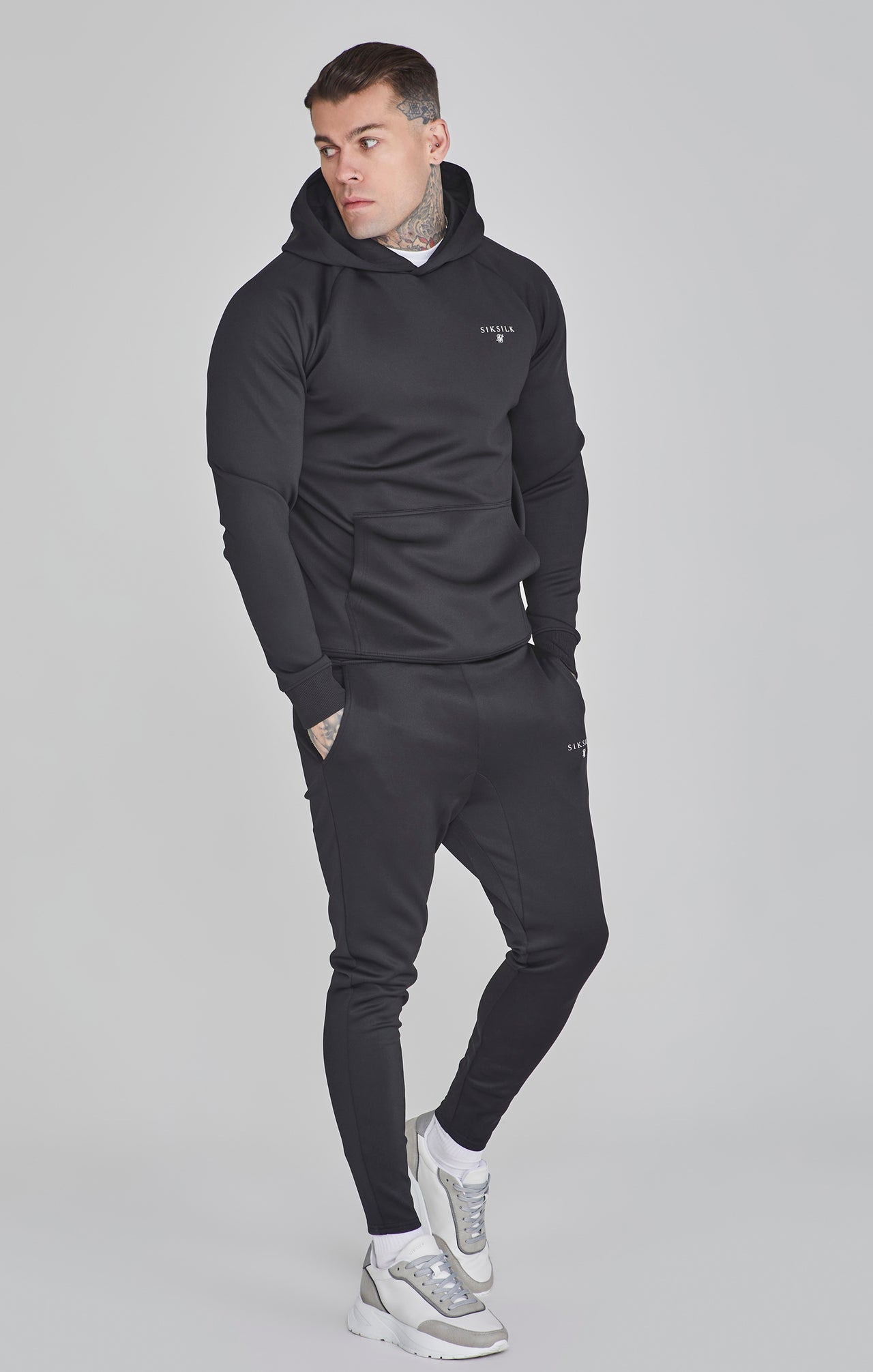 Felpa con cappuccio Essentials Poly in nero Felpa con cappuccio SikSilk