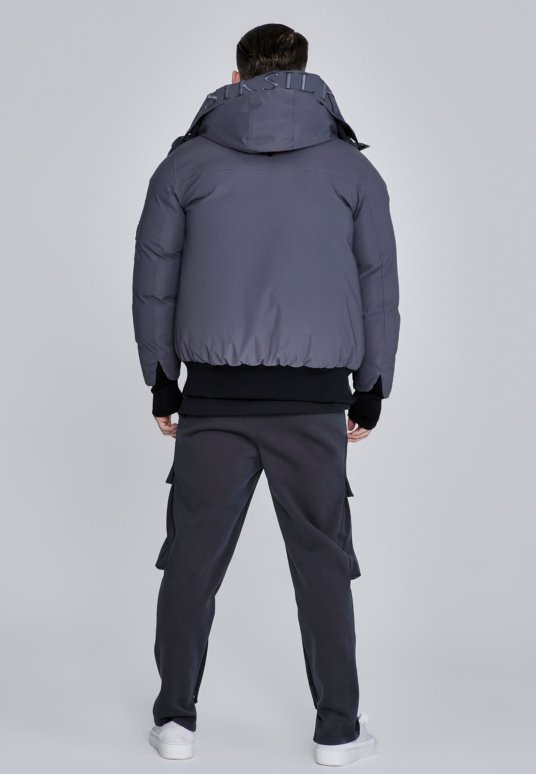 Giacca bomber con cappuccio in grigio