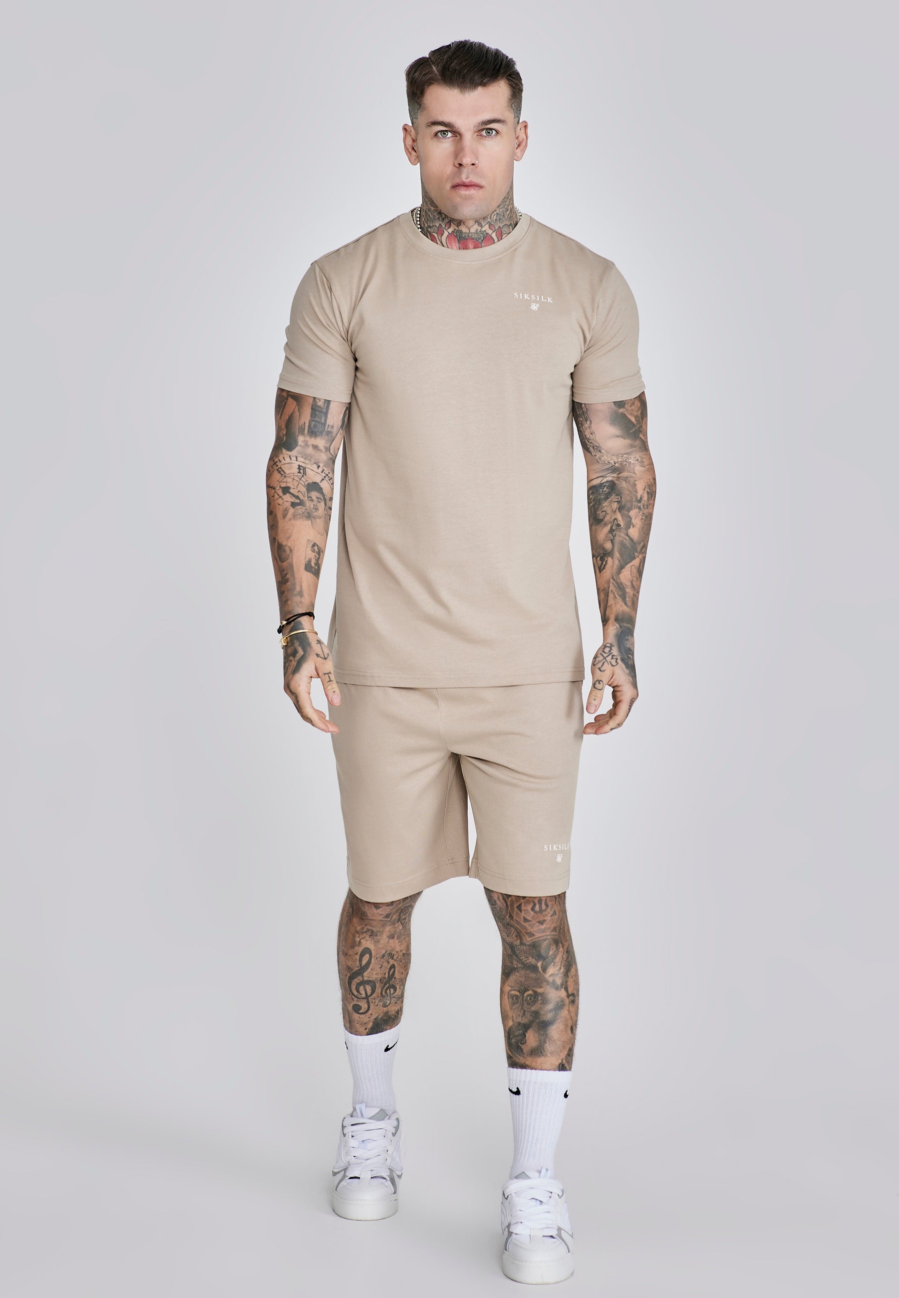 Set di maglietta e pantaloncini beige SikSilk